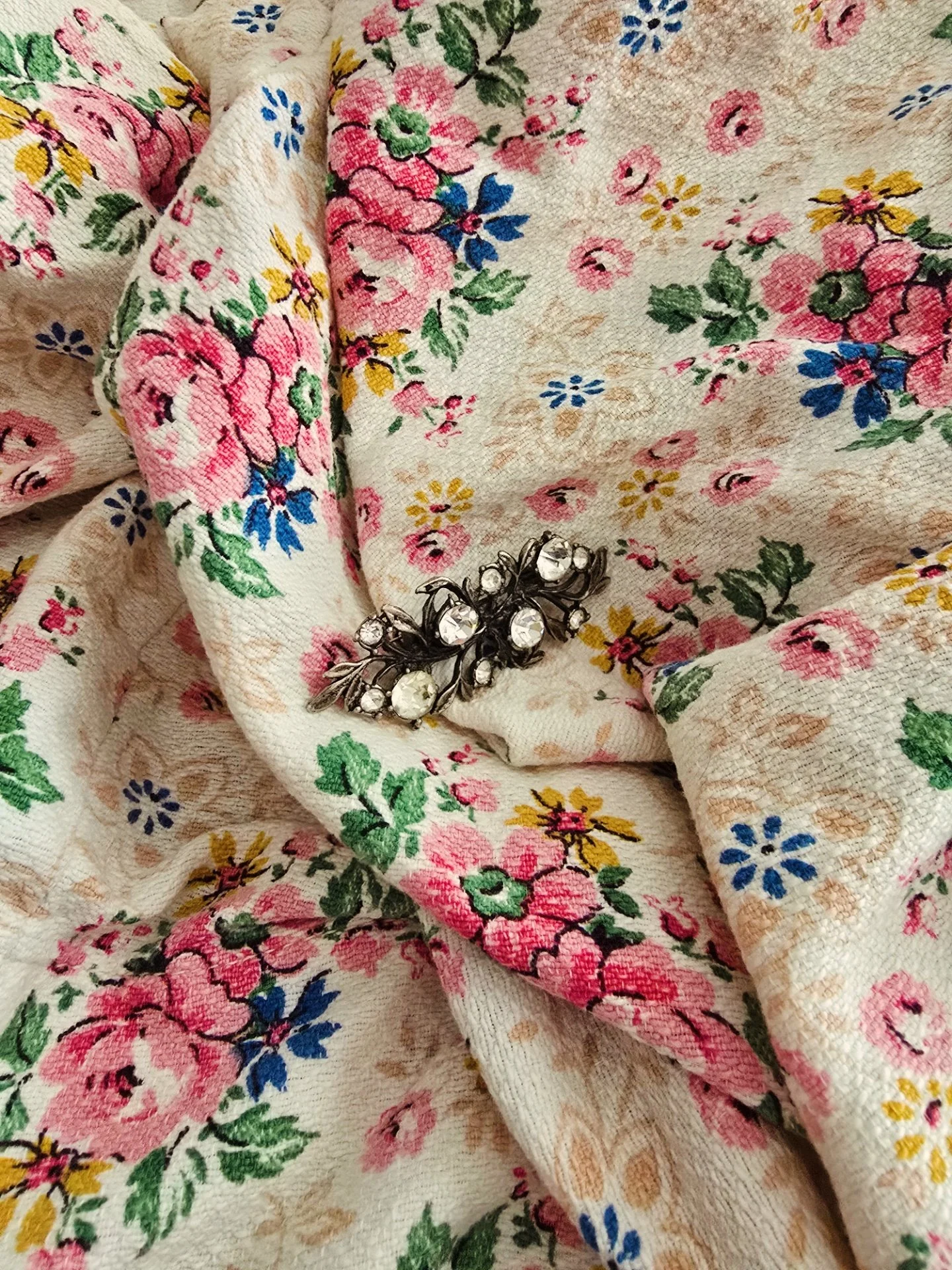 Vintage floral textile with soft botanical pattern, part of the curated French fabric and vintage textile collection at Pomme de Jour