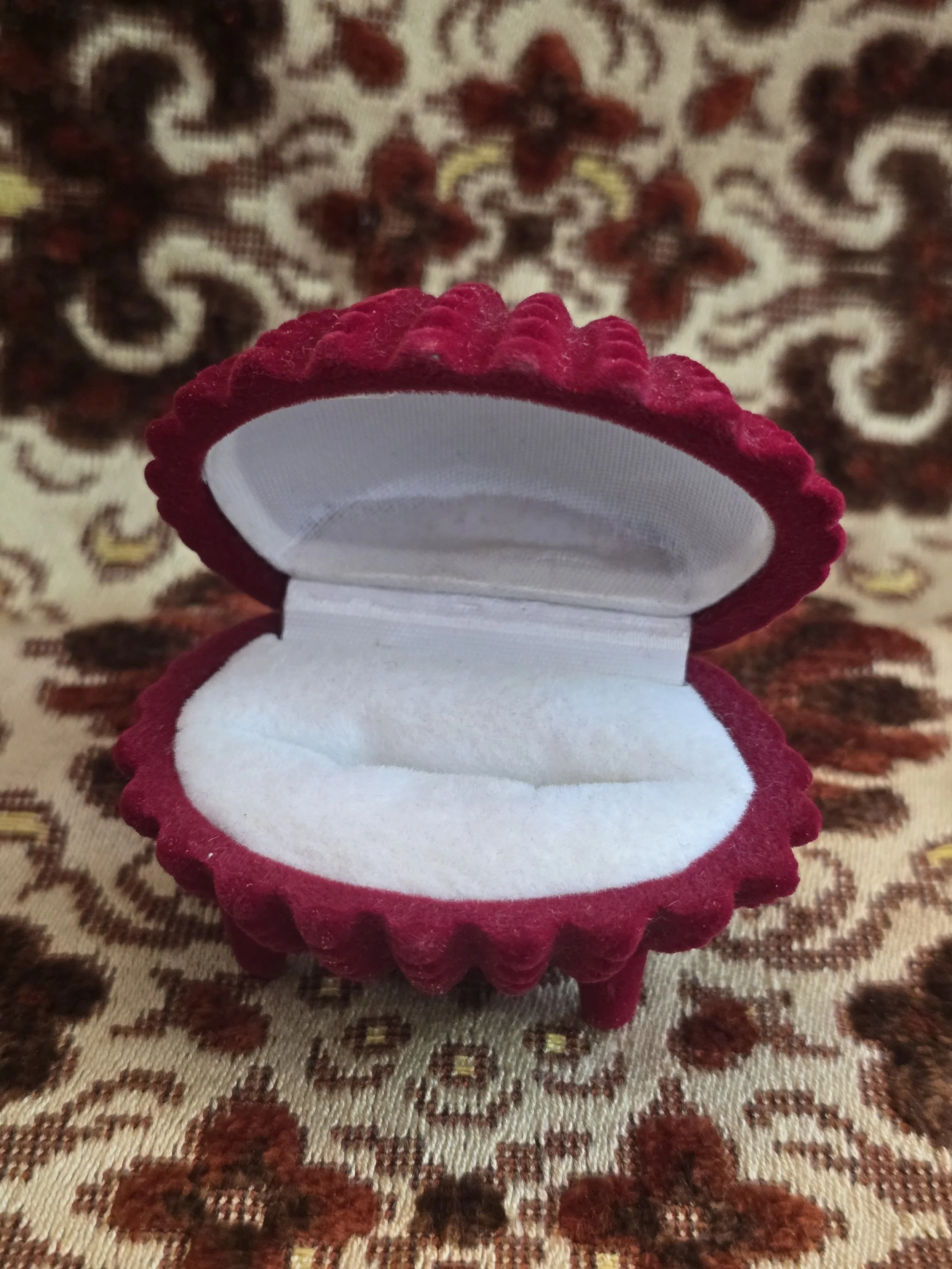 Flocked clam shell ring box with decorative scalloped detail