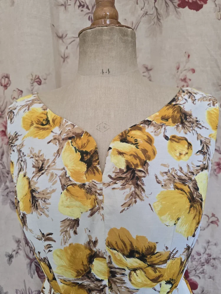 Close-up+of+sweetheart+neckline+on+1950s+yellow+floral+cotton+dress.webp
