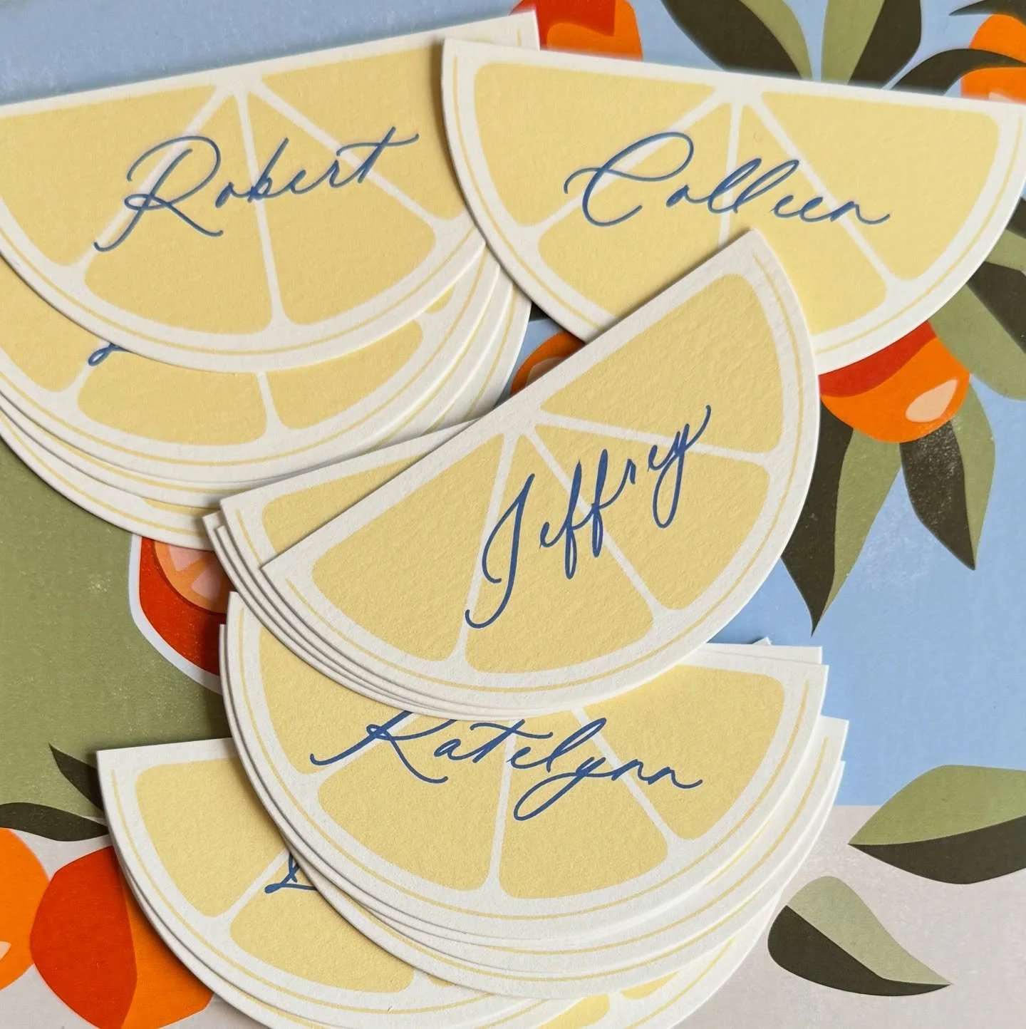 La Dolce Vita! These cutie little lemon name tags are traveling to Italy today! 🤍🍋

#ladolcevita #plumefont #italywedding #lemonplacecards #customstationery #bespokestationery #weddingdetails #escortcards #dayofdetails #dayofstationery #handmade #g