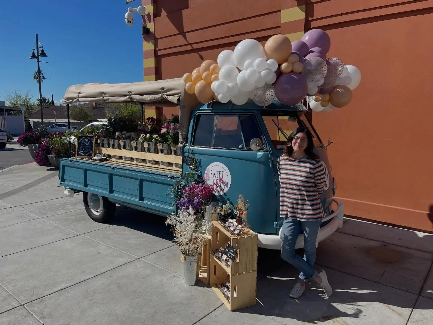 Flashback to our 1 year pop-up anniversary! We miss those great days on the Paseo at @castrovalleymarketplace. But excited about the First Fridays events this year!! I&rsquo;ll be inside with the flower bar. 

Come enjoy live music, vendors, food, wi