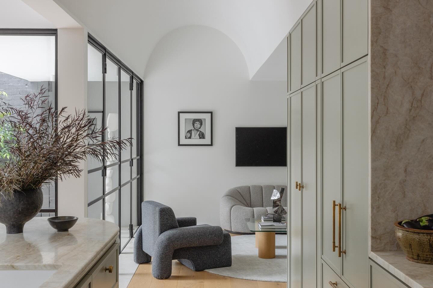 Arch Nouveau.

Photography by&nbsp;@_katlu 
Architecture and Interior Design @studio_kaaki.
Build by&nbsp;@venariprojects 
Styling by&nbsp;@hollyirvinestudio 
Landscape design by&nbsp;@even_spaces

#architecture #sydneyarchitecture #sydneyarchitects 