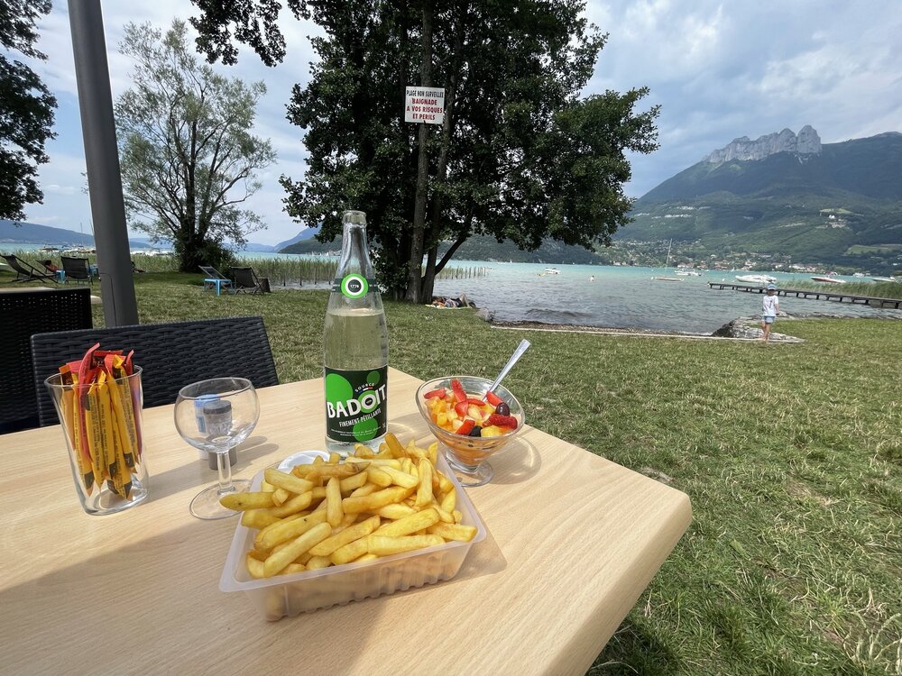  Food by the water in Duingt, a perfect spot to stop around the lake 