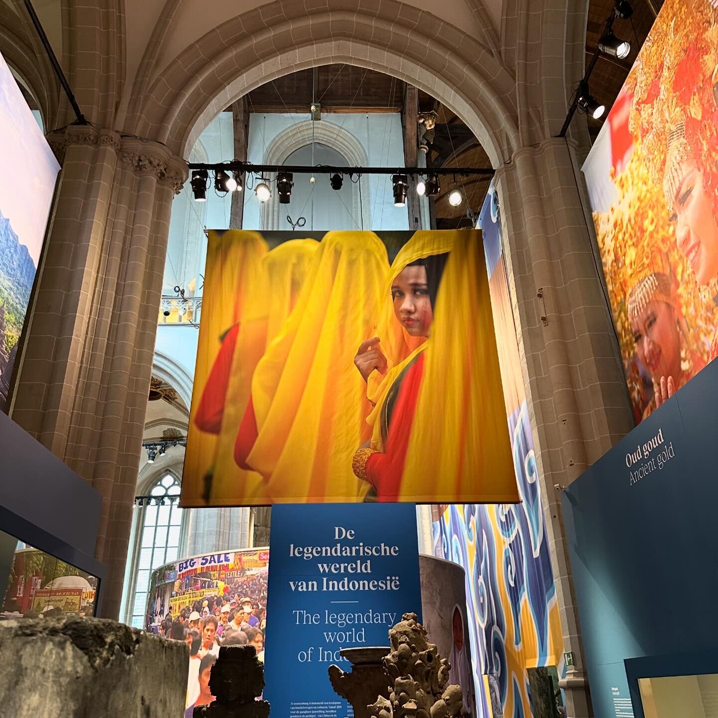 De Grote Indonesi&euml;-tentoonstelling in de Nieuwe Kerk in Amsterdam is het resultaat van een samenwerking tussen historici, kunstenaars, studenten, musea en ervaringsdeskundigen uit Indonesi&euml; en Nederland.  Leer over de geschiedenis, maar ont