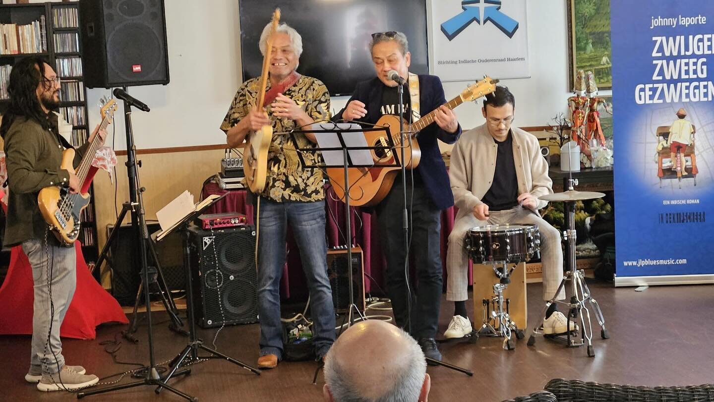 Op 24 maart vond in woongroep Lieflijk Indie de dubbelpresentatie plaats van de debuutroman Zwijgen zweeg gezwegen van Johnny Laporte en zijn eerste solo-album (op vinyl en cd) That&rsquo;s Me. Samen met zijn broer Guus, zoon Julian en neef Nono heef