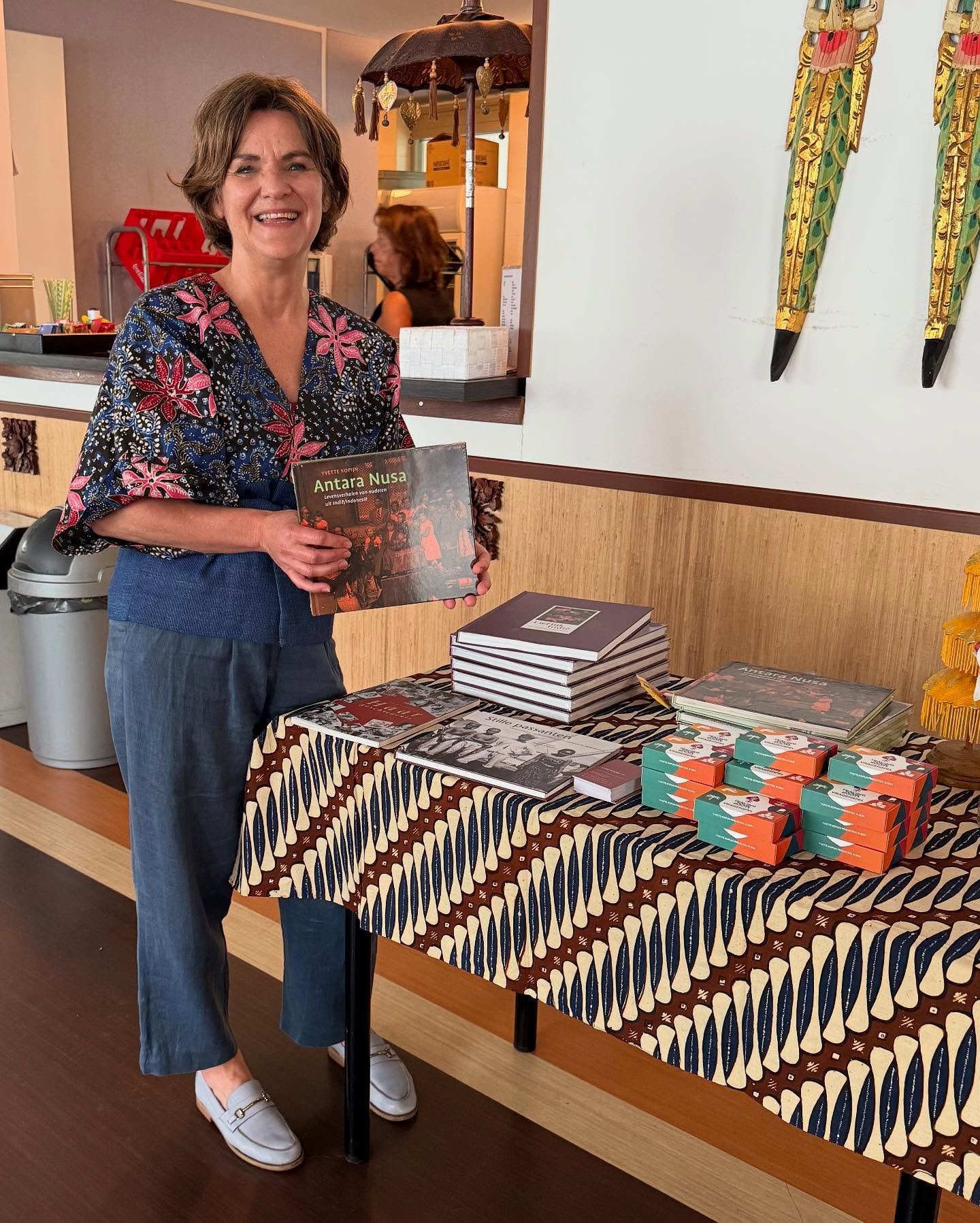 ✨ Vandaag vond in wooncomplex Lieflijk Indie de Tracing Your Roots verhalensalon plaats onder de inspirerende leiding van Yvette Kopijn.
Een geslaagde dag waarbij persoonlijke verhalen werden gedeeld en herinneringen tot leven kwamen. Dank aan Yvette