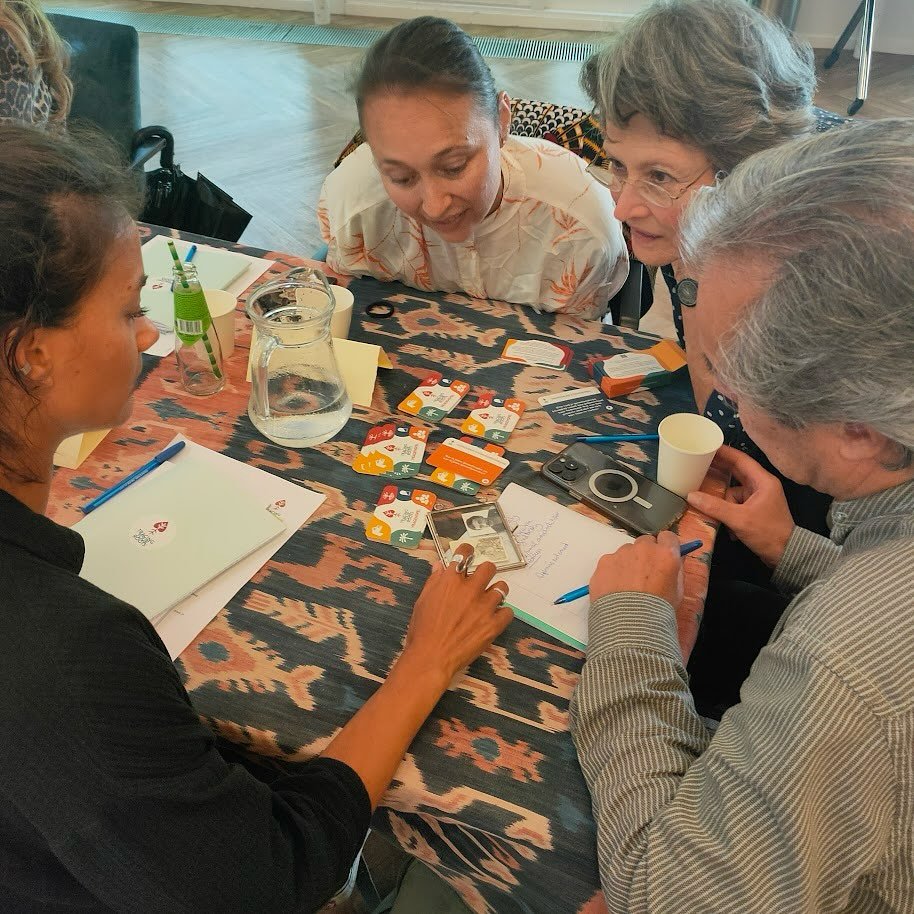 Uitnodiging Tracing Your Roots Verhalensalon - 18 mei 2025

Als je weet waar je vandaan komt, weet je ook beter wie je bent en waar je naartoe wilt. 

Vanuit dat motief nodigt Yvette Kopijn u uit om aan de hand van het Tracing Your Roots Vragenspel m