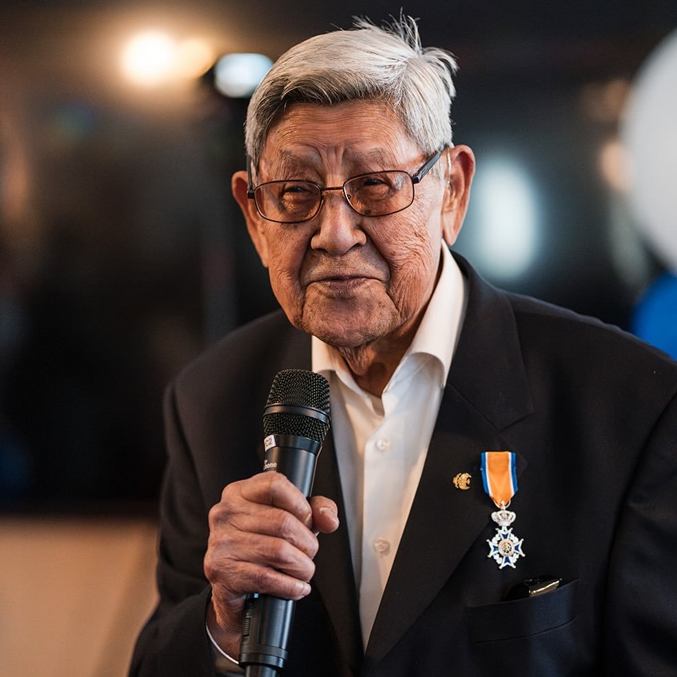 We zijn enorm trots dat Frits Rijnenberg benoemd is tot Lid in de Orde van Oranje-Nassau. Dit is vanwege zijn grote inzet voor de Indische gemeenschap in Haarlem. Burgemeester Jos Wienen reikte de Koninklijke onderscheiding uit op vrijdag 4 april 202