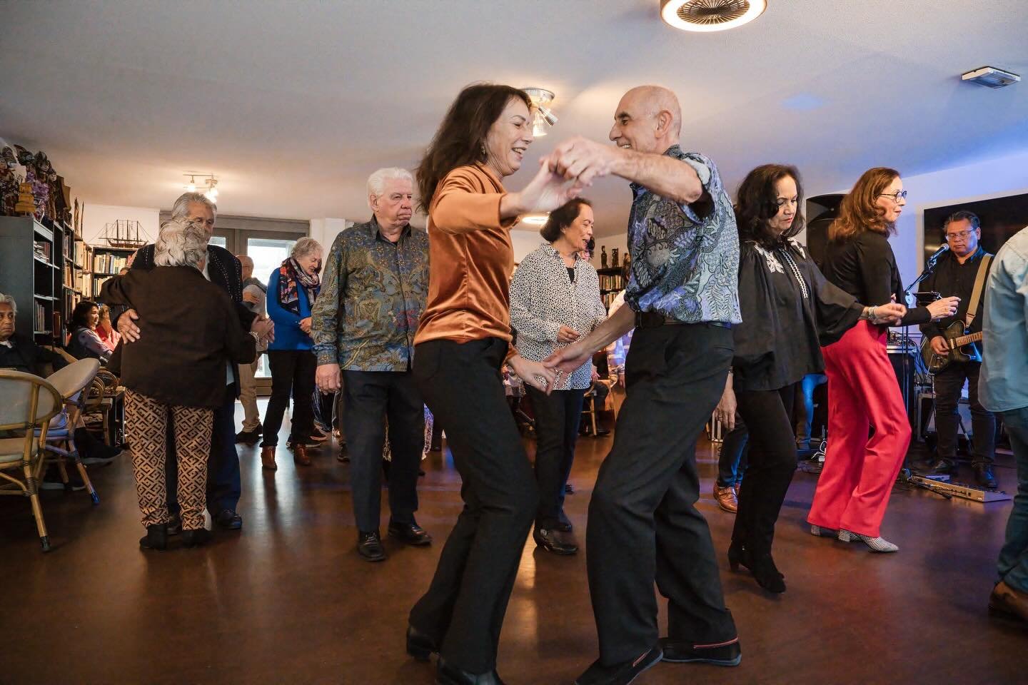 💭Een terugblik op afgelopen kumpulan op 28 februari met live-muziek van The East Rockers.🎸
💃🏽Jong en oud dansten de poco-poco en er werd weer genoten van de heerlijke snacks, maaltijden en natuurlijk tjendol!🌱🥥

ℹ️Elke laatste zaterdag van de m