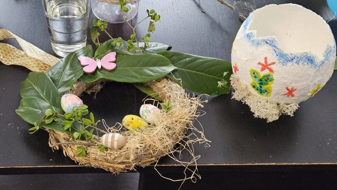 Bijna pasen!🐣 Afgelopen week zijn de paasstukjes gemaakt. Hier was foto&rsquo;s van de werkjes en de gezelligheid😁🪺

#lieflijkindiehaarlem