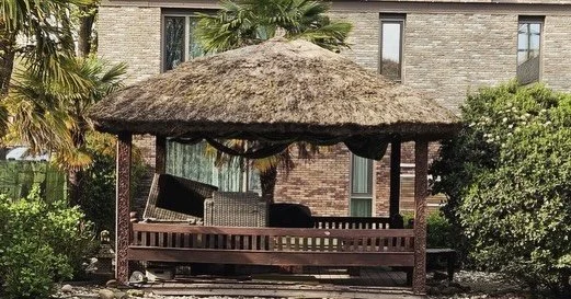 Help mee ons geliefde Oosterse prieel weer te laten stralen✨🛖

🛖🪴De prieel (ook wel bal&eacute;-bal&eacute; genoemd)  in de gemeenschappelijke tuin van wooncomplex Lieflijk Indi&euml; moet een plek zijn waar mensen samenkomen. Al ruim 15 jaar staa