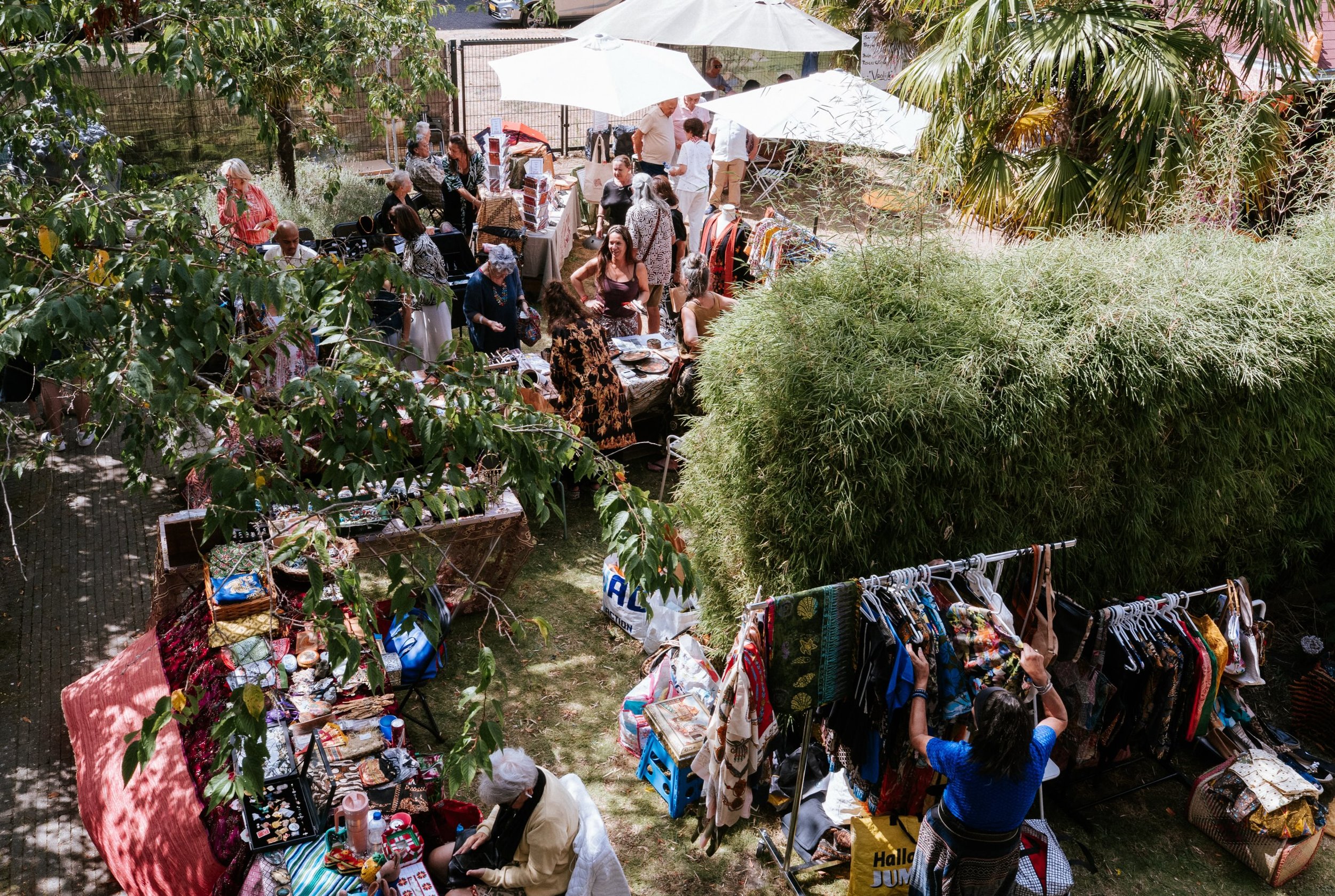 🤩 Wat een gezelligheid was het tijdens de jaarlijkse Pasar in de tuin van wooncomplex Lieflijk Indi&euml;! 
🛍️ Er waren diverse kraampjes met unieke spullen en kleding, heerlijke maaltijden en snacks, live muziek, een vliegerworkshop en je kon zelf