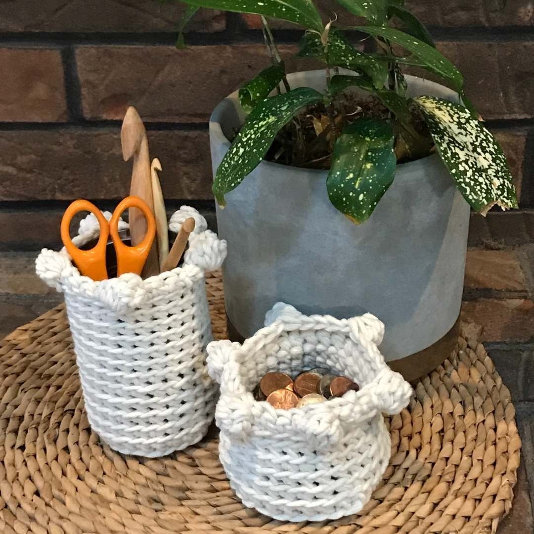 crochet pattern for simple white bobble baskets perfect for coins, pens, catch-alls, etc
