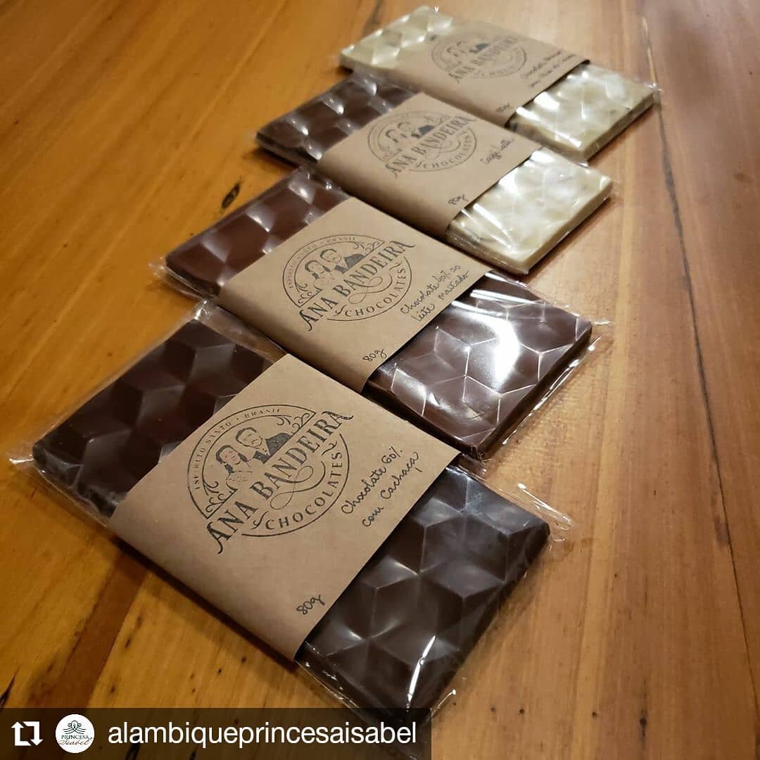 #Repost @alambiqueprincesaisabel
&bull; &bull; &bull; &bull; &bull; &bull;
Vit&oacute;ria. Espirito Santo

Hoje tivemos a experi&ecirc;ncia inesquec&iacute;vel desses chocolates capixabas. Simplesmente da &aacute;rvore &agrave; barra , excel&ecirc;nc