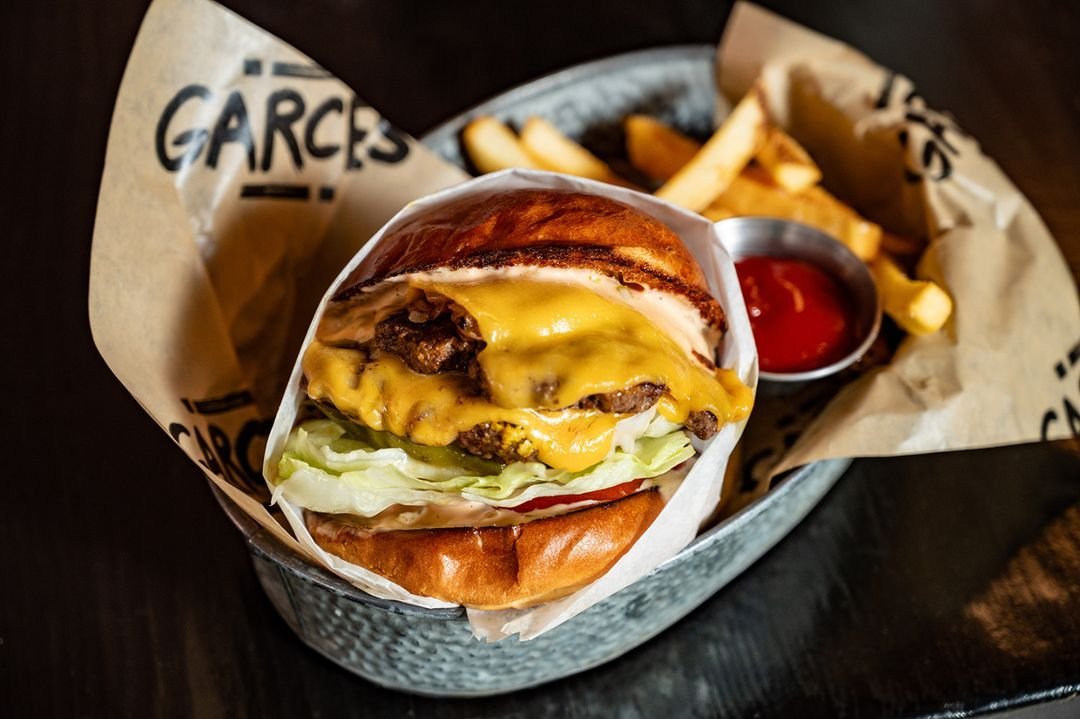 For me, cold weather calls for juicy burgers, loaded fries and a glass of whiskey from @villagewhiskeyphl. Delicious! 

#villagewhiskeyphl #burgers