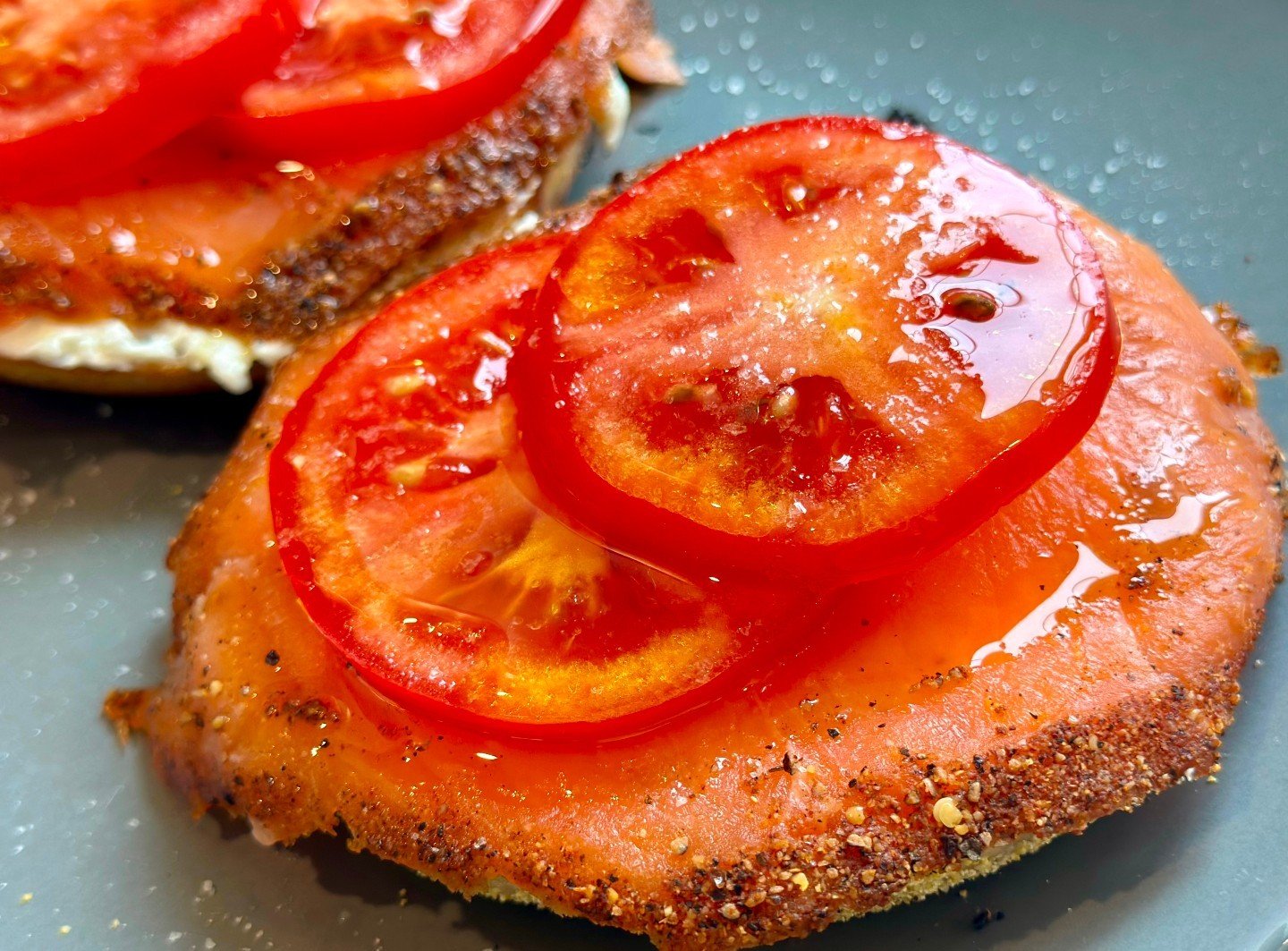 Sometimes, the simplest ingredient combinations bring so much happiness to my day. This moment was made extra special by the @roverbagel and @pinetreeseafood and their Pastrami smoked salmon sandwich, topped with vine-ripe tomato slices, Arbequina Sp