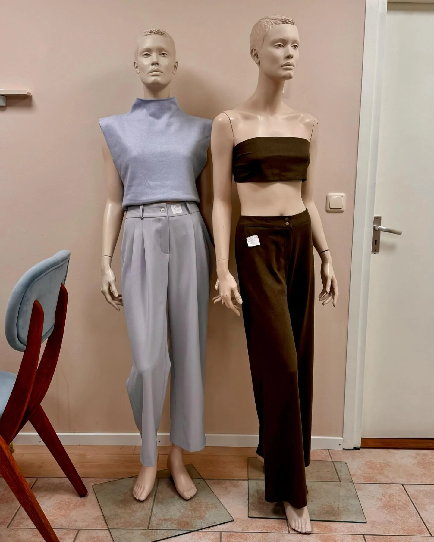 Deze leuke lichtblauwe outfit maakte ik ter inspiratie voor mijn cursisten. De broek is de Alexa broek uit de La Maison Victor nr 3 2019. Ik maakte de broek van een wolmix en hij valt daardoor lekker soepel. De stof is ook te koop in mij winkel voor 