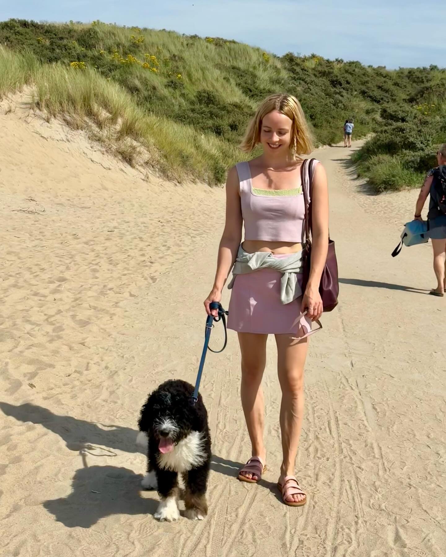 Vakantie met Teddy ❤️

1,2,3. Op visite bij opa en oma in Zeeland 🏖️
4,5. Samen naar de vierdaagse feesten 🥳 
6,7. Op visite bij Chessie 
8,9. Wandelen bij de Waal 
10. Maximaal chillen 🫠

#bernedoodle #puppy #vakantie #puppiesofinstagram