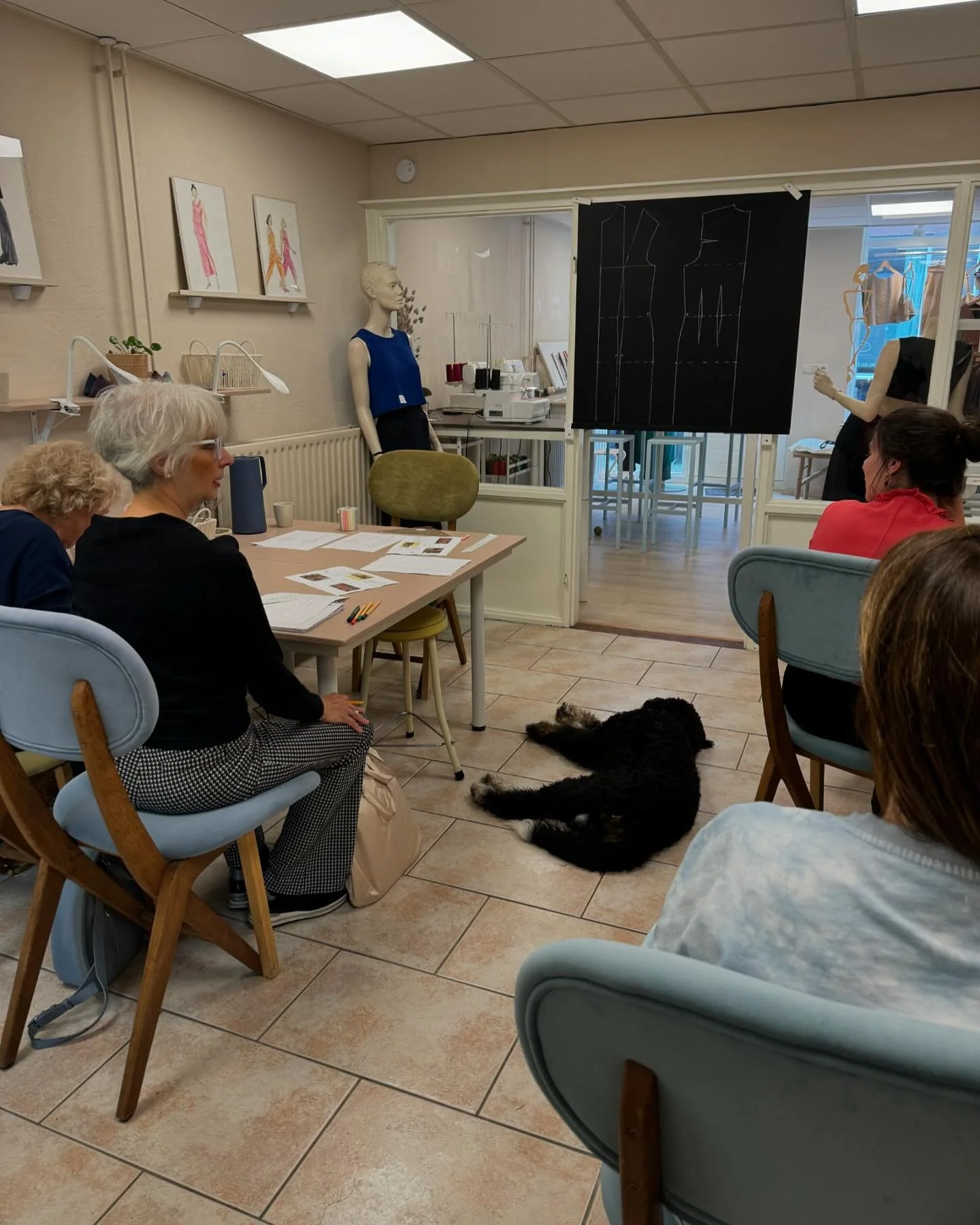 Wat was het leuk 🥳 

Vanmiddag startte deze groep met ontwerp-module deel 2 van De Jurk. En dat betekende ontwerp les 🥳. Want hoe verwerk je jouw idee&euml;n nu in het basispatroon. Daar gingen wij vandaag mee aan de slag. We oefenden op schaal en 