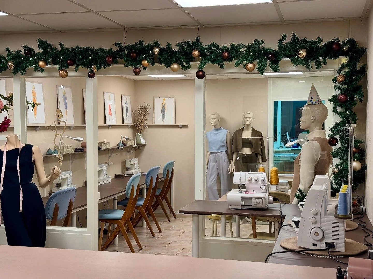 Sfeertje hoor 🎄

#kerst #december #eigenwinkel #bottelstraat #nijmegen #naailes #collectie #dameskleding #handgemaakt #duurzamemode #slowfashion