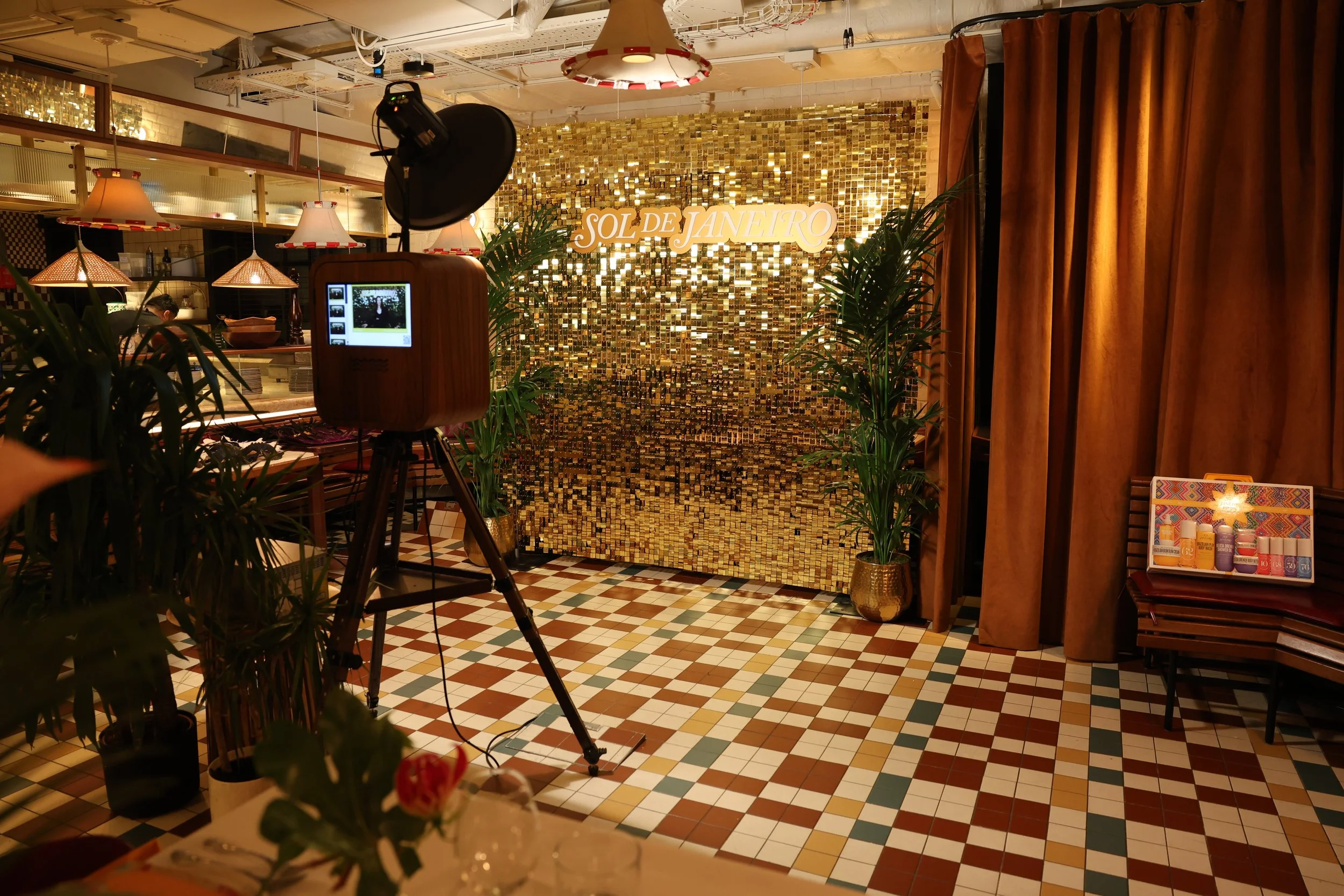 Gold Shimmer Wall (Upgrade Option)