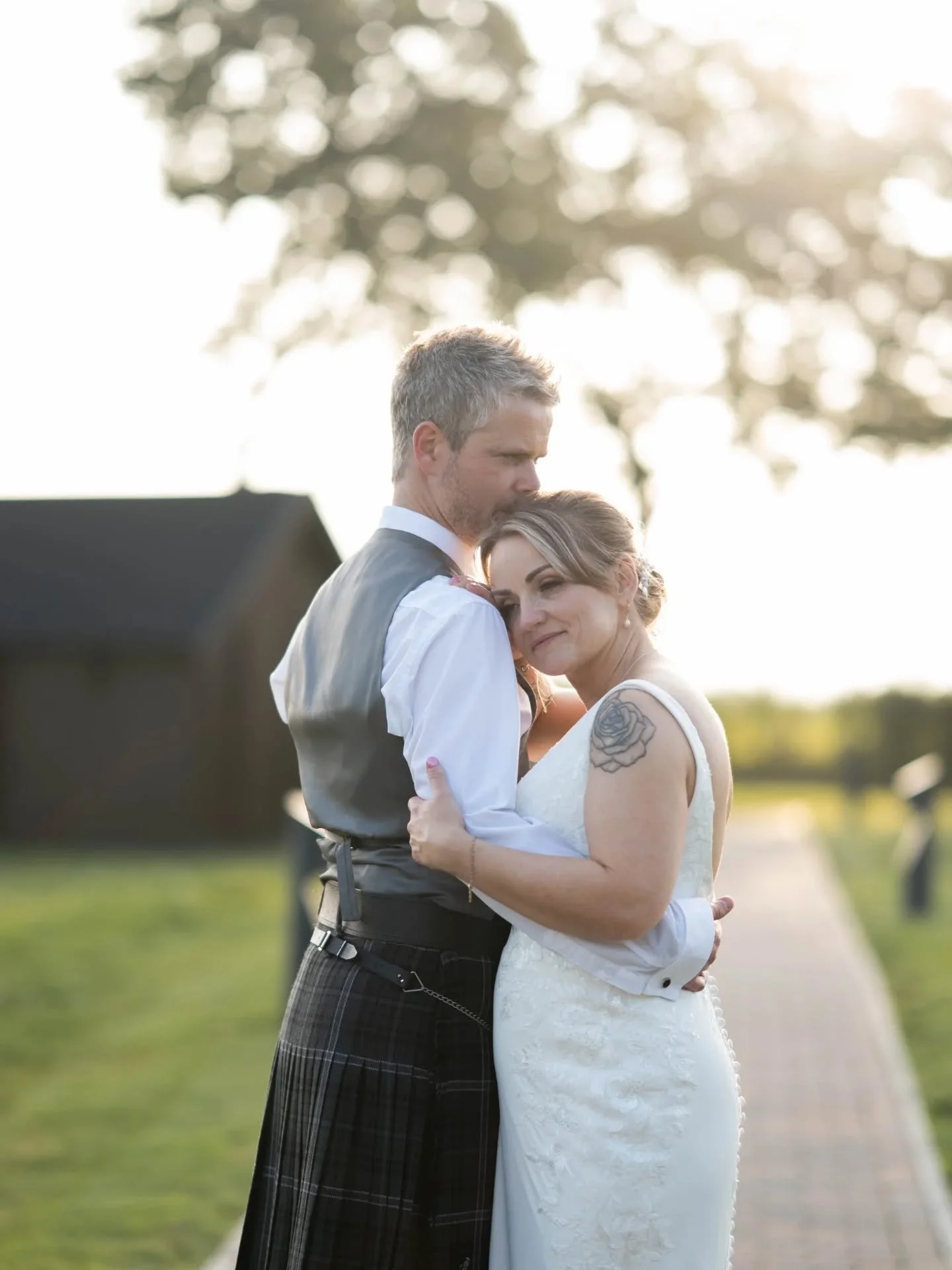 All these days of sunshine and extra light are getting us so excited for the spring and summer weddings ahead. It has whipped us back so quickly to last summer and thinking of the beautifully lit days and golden hours. Like for Sharon + Frazers weddi