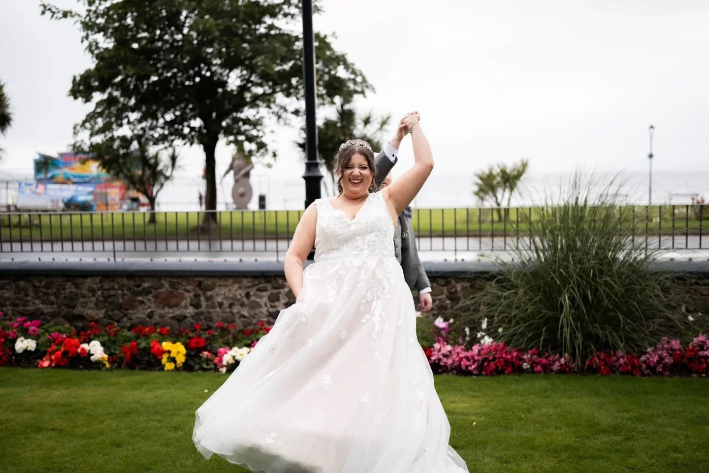Dancing in the rain in Largs💃

Tomorrow we are heading back to Brisbane House for the first time since last summer and it had us reminiscing hard about Sam + Amy's day. We sadly were not having weather like we were now and getting outside was lookin