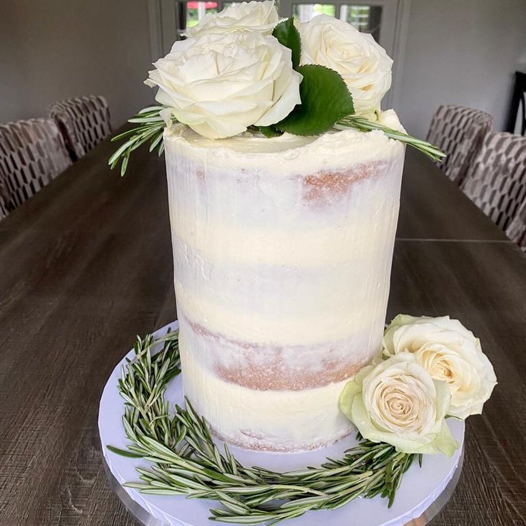 Summer wedding vibes 

Layers of Vanilla cake, and lemon cake filled with fresh raspberries and lemon curd, roses to match the wedding bouquet.

#wedding #weddingcake #summer #summerwedding #cake #roses #cakedecorating #bouquet #buttercream #nakedcak
