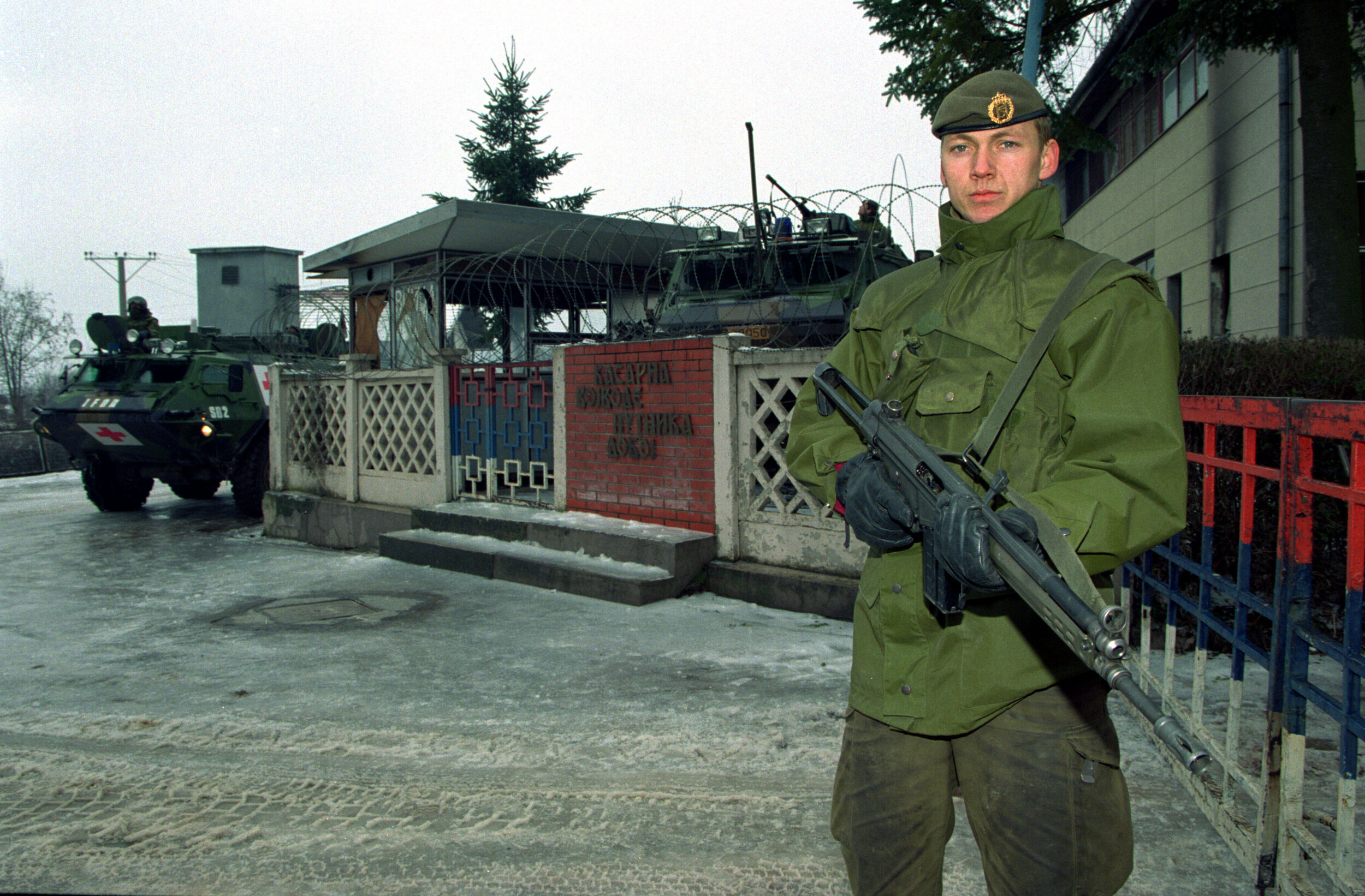  Norwegian soldier in Bosnia, 1996. Note the upgraded F1 pattern AG3 with collapsible stock 