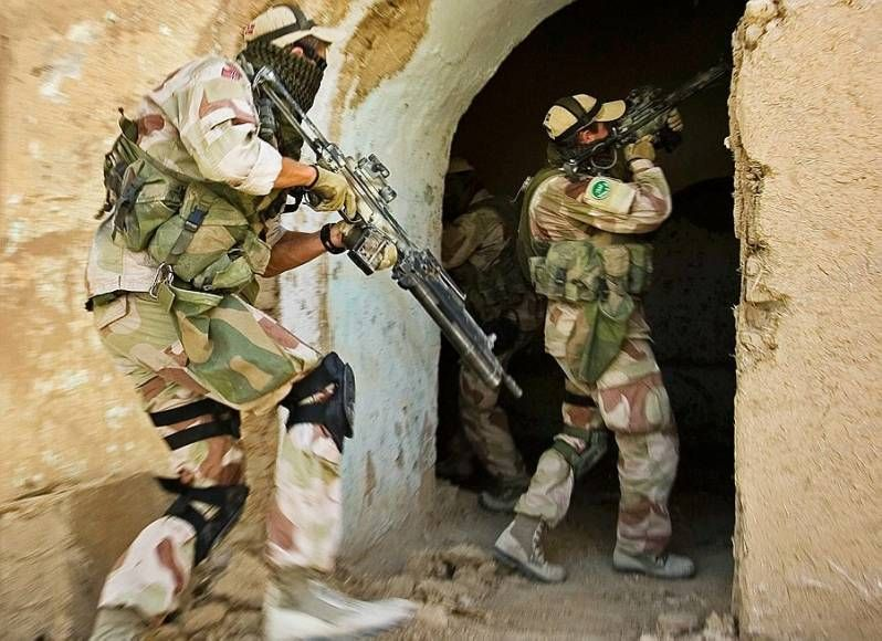  A team of Norwegians clear a building in Afghanistan early in the GWOT. The rearmost soldier is carrying an AG3F2 with attached grenade launcher. By this time, Norway had adopted its own desert camouflage uniform, M/04.  
