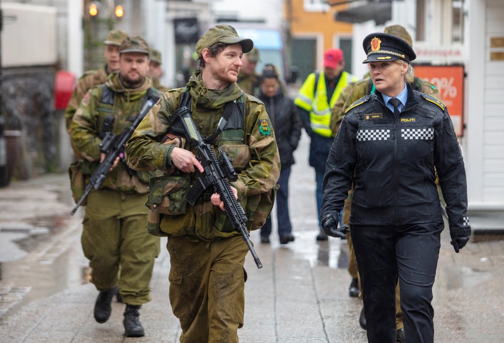  M/75 is still in use today with the Home Guard, as seen here during Exercise Jøssing 2023 (March ‘23) in Grimstad where a Haimevernet soldier walks with a brand new HK416 alongside a police officer. 
