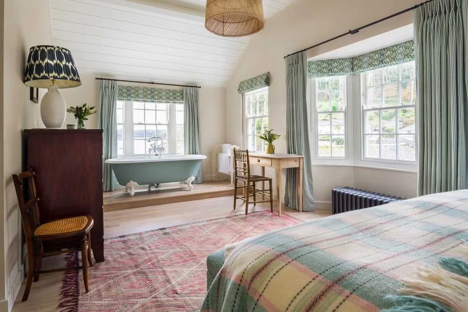 Cliffside-Durgan-Helford-River-Double-Bedroom-with-bathrub.jpg