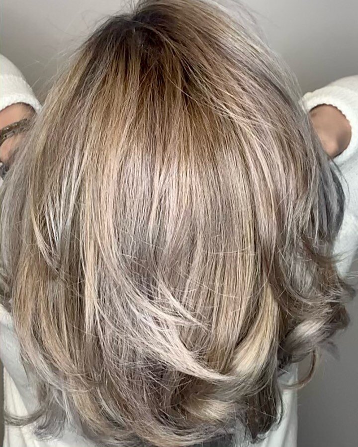We are in love with this blonde 😍 swipe right to see her color before 
 
Hair by: Cassie

🌱 #avedalifestylesalon #avedasalon #davines #theeternaldavines #bethlehem #bethlehemhairstylist