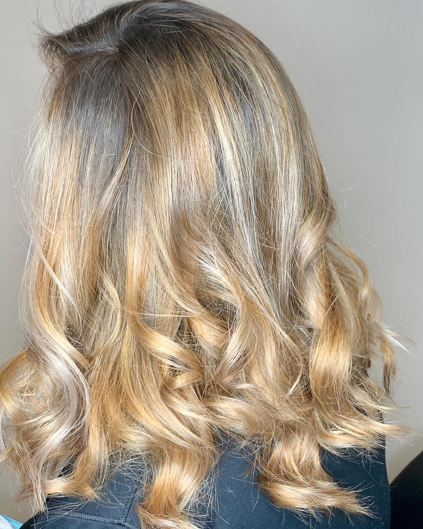 Ringing in 2021 with golden tones 🥰✨✨✨✨✨
Blonde Balayage by Cassie✨

🌱 #avedalifestylesalon #avedasalon #davines #theeternaldavines #bethlehem #bethlehemhairstylist