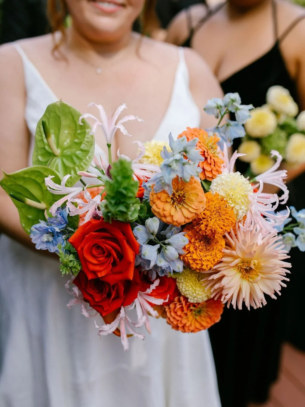 Claire and her effortlessly cool bouquets ๐๐๐ชญ
Color choices are tough, so why choose one when you can have all the colors?! ๐ 
Bride: @minnesislo 
Florals: @bumble_fleur 
Photos: @photographs_alishafenn 
Can you stick to one color, or do you w