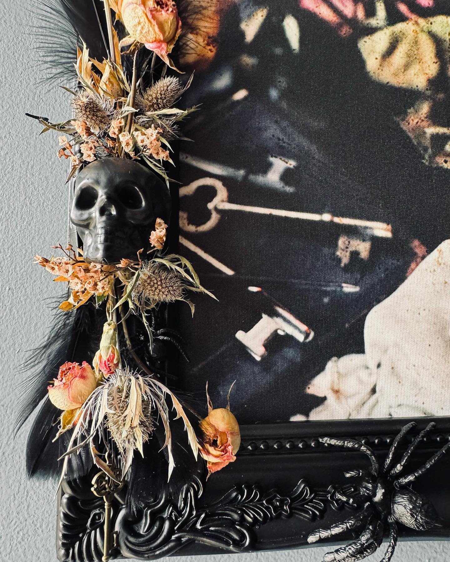 𝐶𝑟𝑒𝑒𝑝𝑦 𝐷𝑜𝑙𝑙 𝐻𝑎𝑛𝑔𝑖𝑛𝑔𝑠 𖨆
ᴱᶻᴹᴱᴿᴬᴸᴰᴬ ᴮᴸᴬᶜᴷ 
warded dead ғraмe⁂
www.Ezmeraldablack.com 
 ☽ᐁ&there4;ꪉ𖠋  ᵖʰᵒᵗᵒᵍ @cevet_jones 
#victorian #creepydoll #deadflowers #asteticphotography #haunted #witches #twinflame  #twinflamejourney #framed