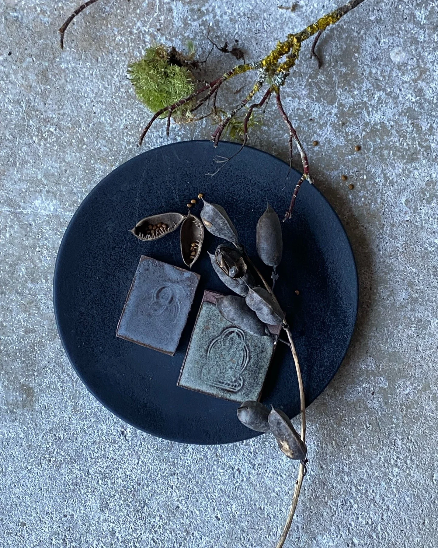 Grounding 

&hellip;die Energien so in dir zusammenf&uuml;hren das die Basis f&uuml;r einen weiteren Blickwinkel deiner selbst und der Welt die du auch bist, erwachsen kann.
Was dabei entstehen kann. Heimkehren.

New glaze exploration: Graut&ouml;ne 