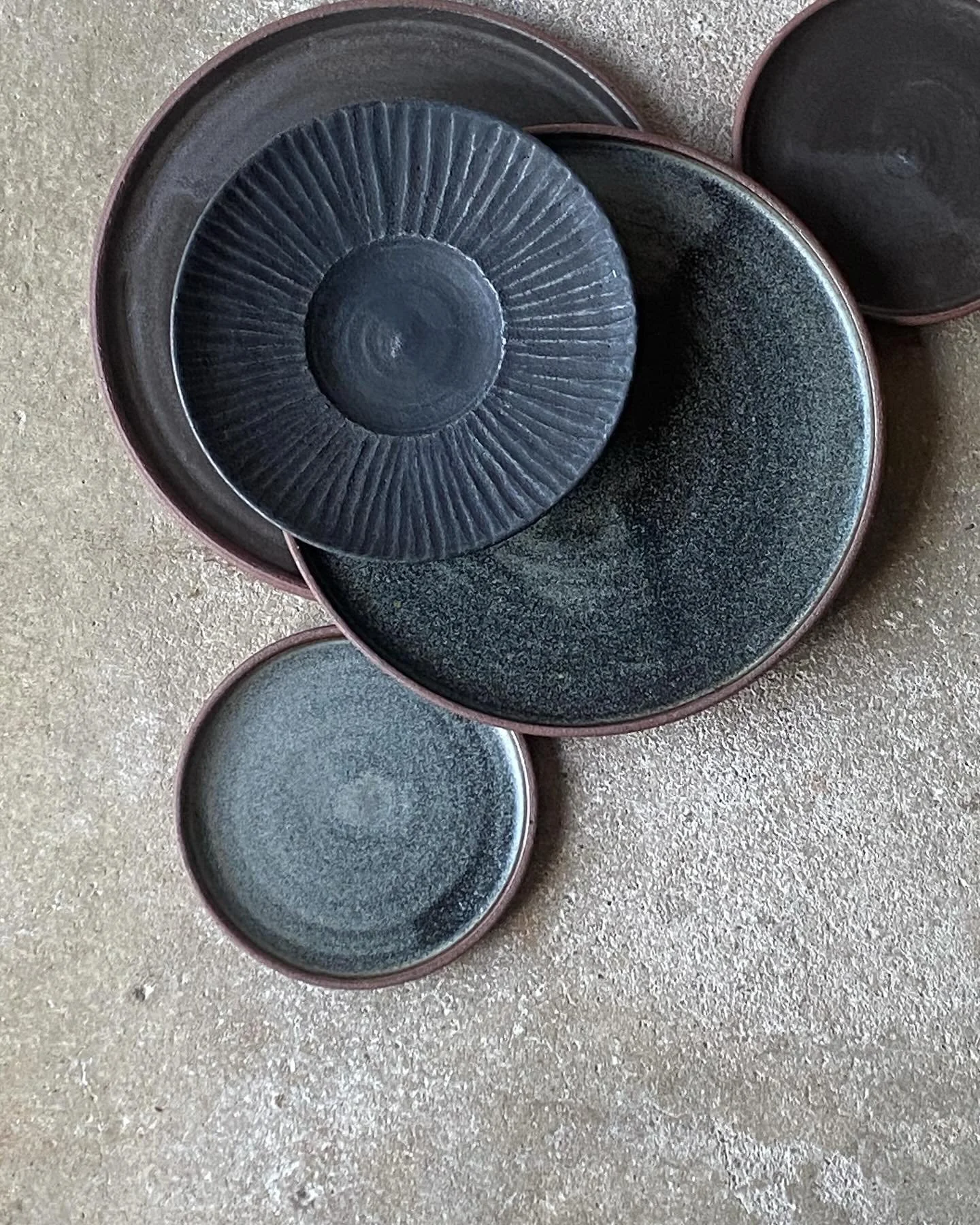 Something new&hellip;..

Clean, dark, Deep red Clay &hellip;.bin gespannt wohin der Weg f&uuml;hrt🌱

# ceramics #keramikteller #keramik #angewandtekunst #glazefreak