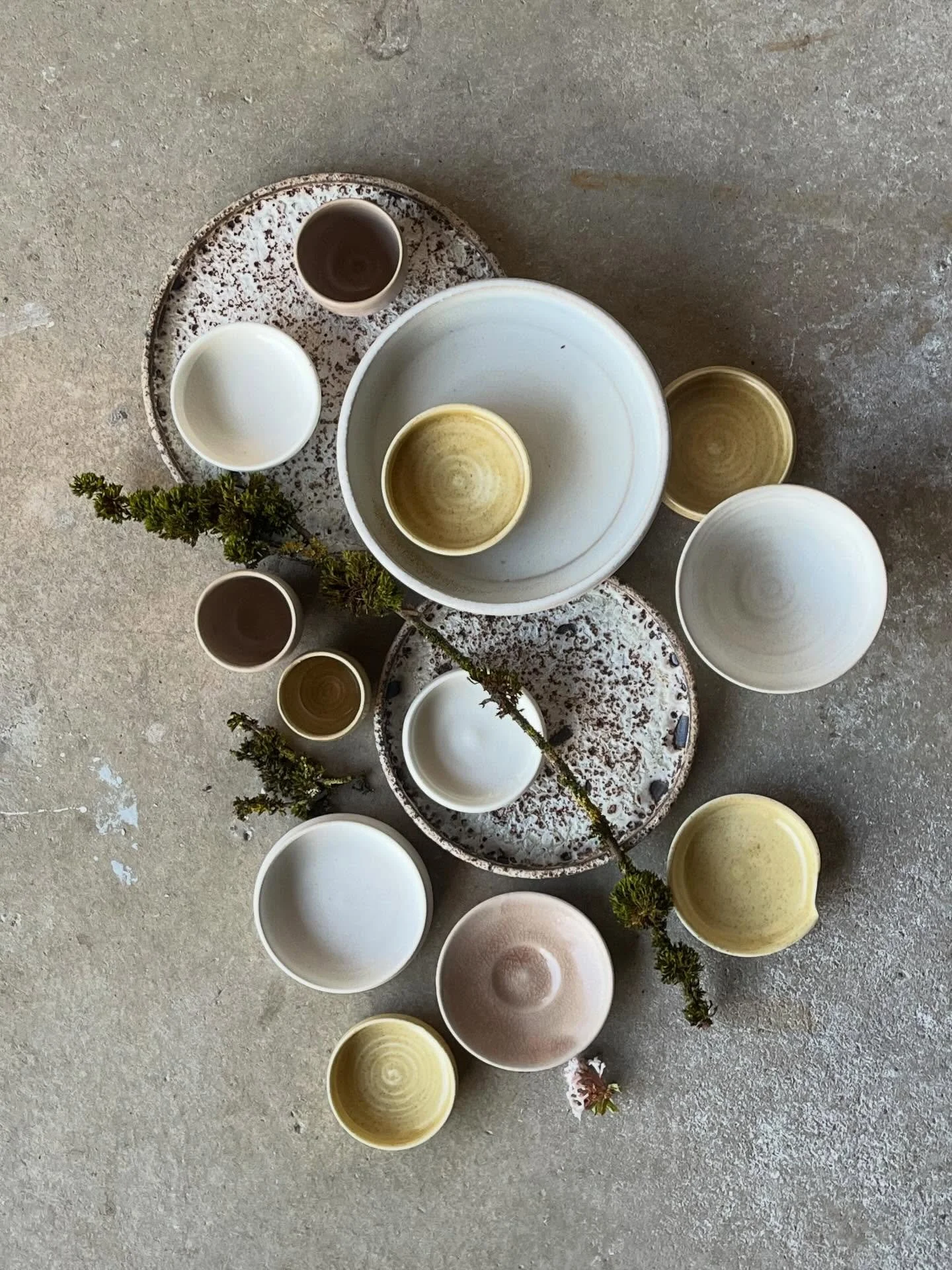 first green 

Die Farben kehren zur&uuml;ck - anf&auml;nglich noch leise folgt das Gr&uuml;n dem Ruf des Lichts. Gr&uuml;n stellt die Farbe unerbitterlichen Begehrens dar. Sie ist tiefer als alle anderen Farben vom Wirken des Lichts durchdrungen- ihn