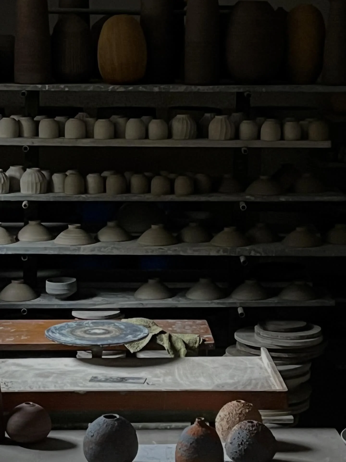 OSTERN In dieser ruhigen Beobachtungszeit wird Lebendigkeit aus der Stille geboren. Jedes St&uuml;ck Keramik, das hier entsteht, erz&auml;hlt die Geschichte der Entschleunigung und des tiefen Einblicks. Die ruhigen Momente, in denen Ton bearbeitet un