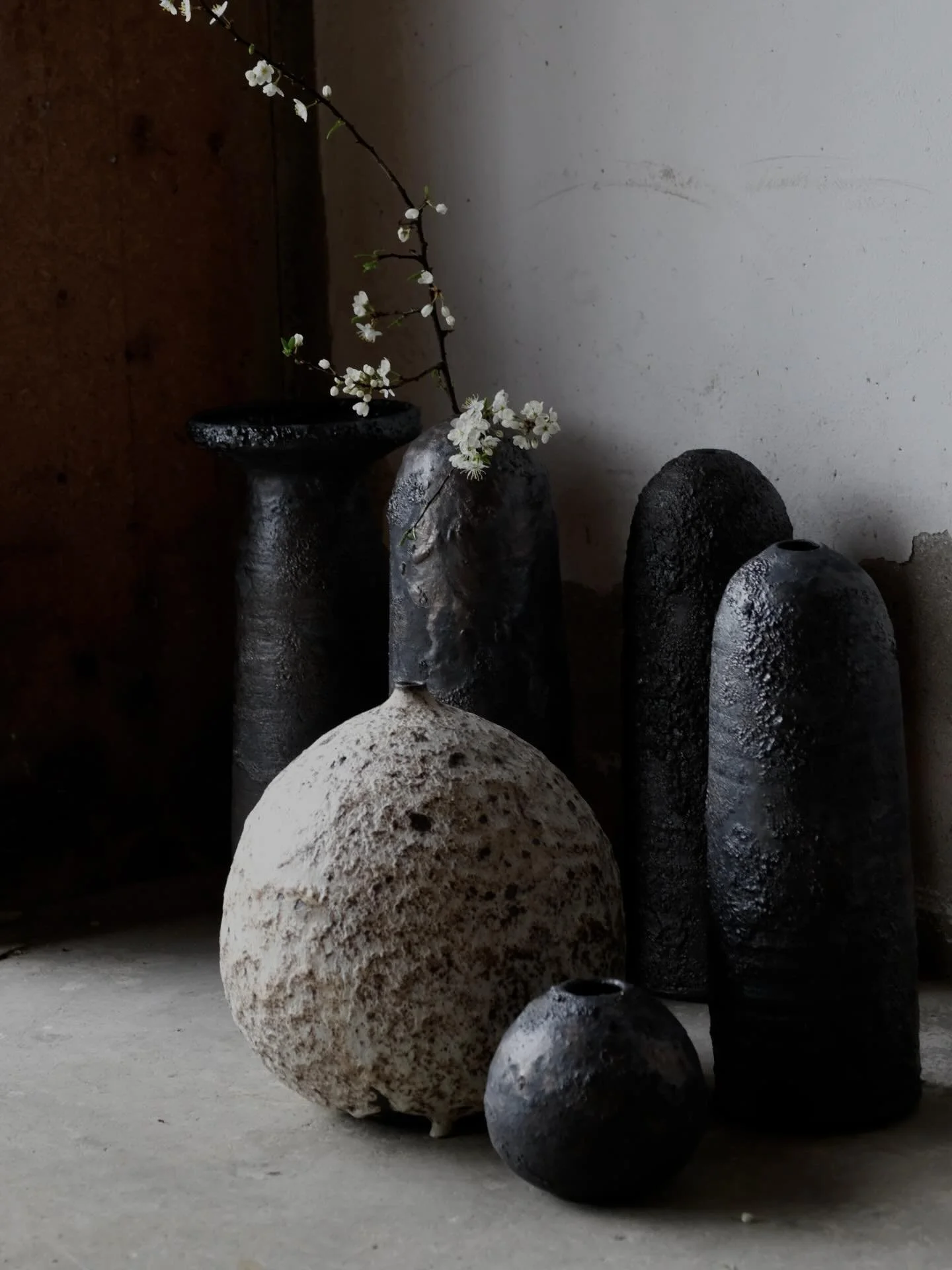 beyond surface - jenseits des Offensichtlichen 

Eine leise Sprache
die Beziehung erfahrbar macht
die Beziehungsr&auml;umen Spannung verleiht
sie lebendig f&uuml;hlen l&auml;sst

sie ist eine Einladung
das Gew&ouml;hnliche hinter sich zu lassen
und i