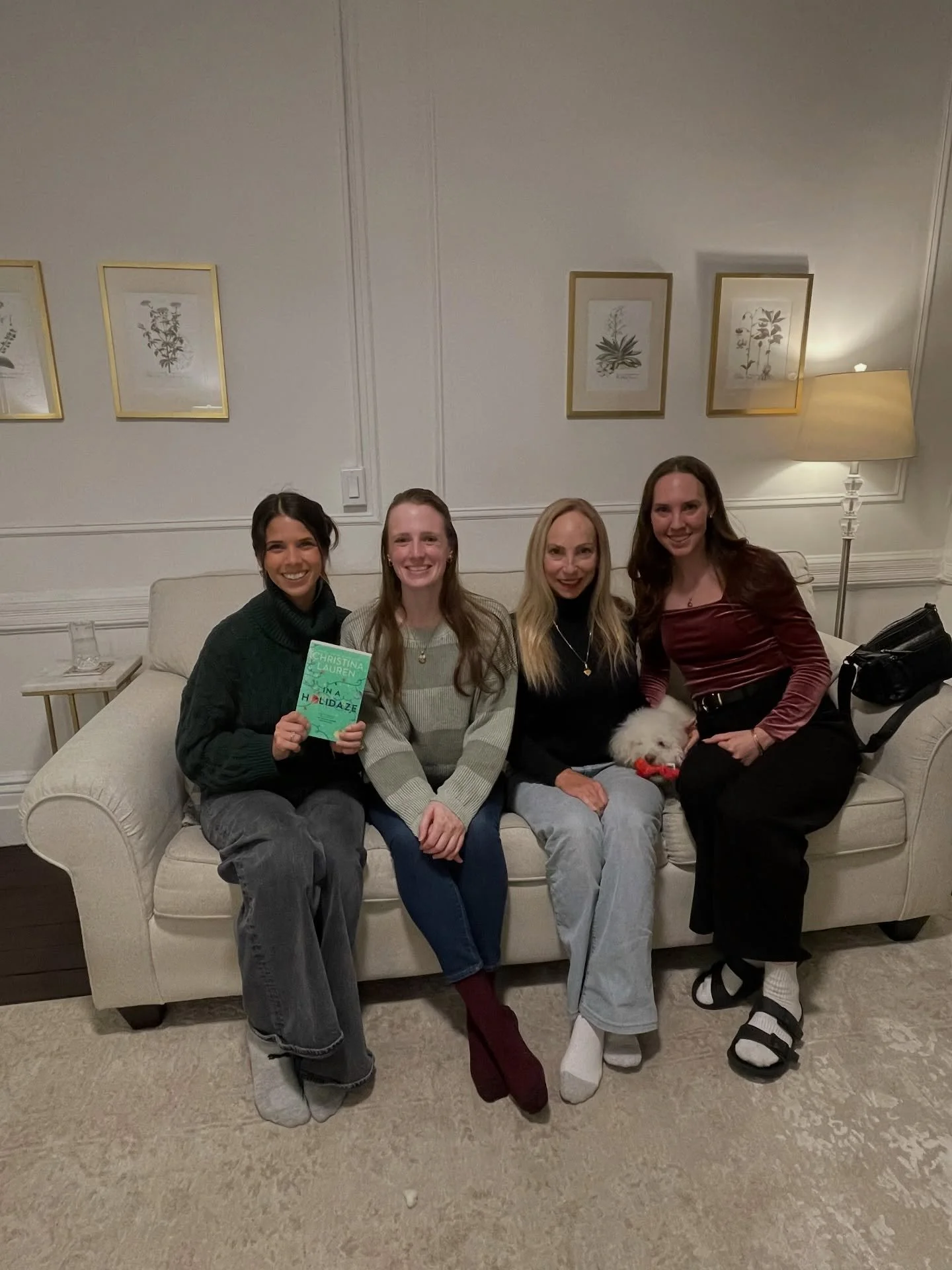 Nothing better than good books and even better company 📖✨ Had such a lovely time catching up with these ladies. Can&rsquo;t wait for the next book club! 

#nycdg #deltagammaalumnae #bookclub