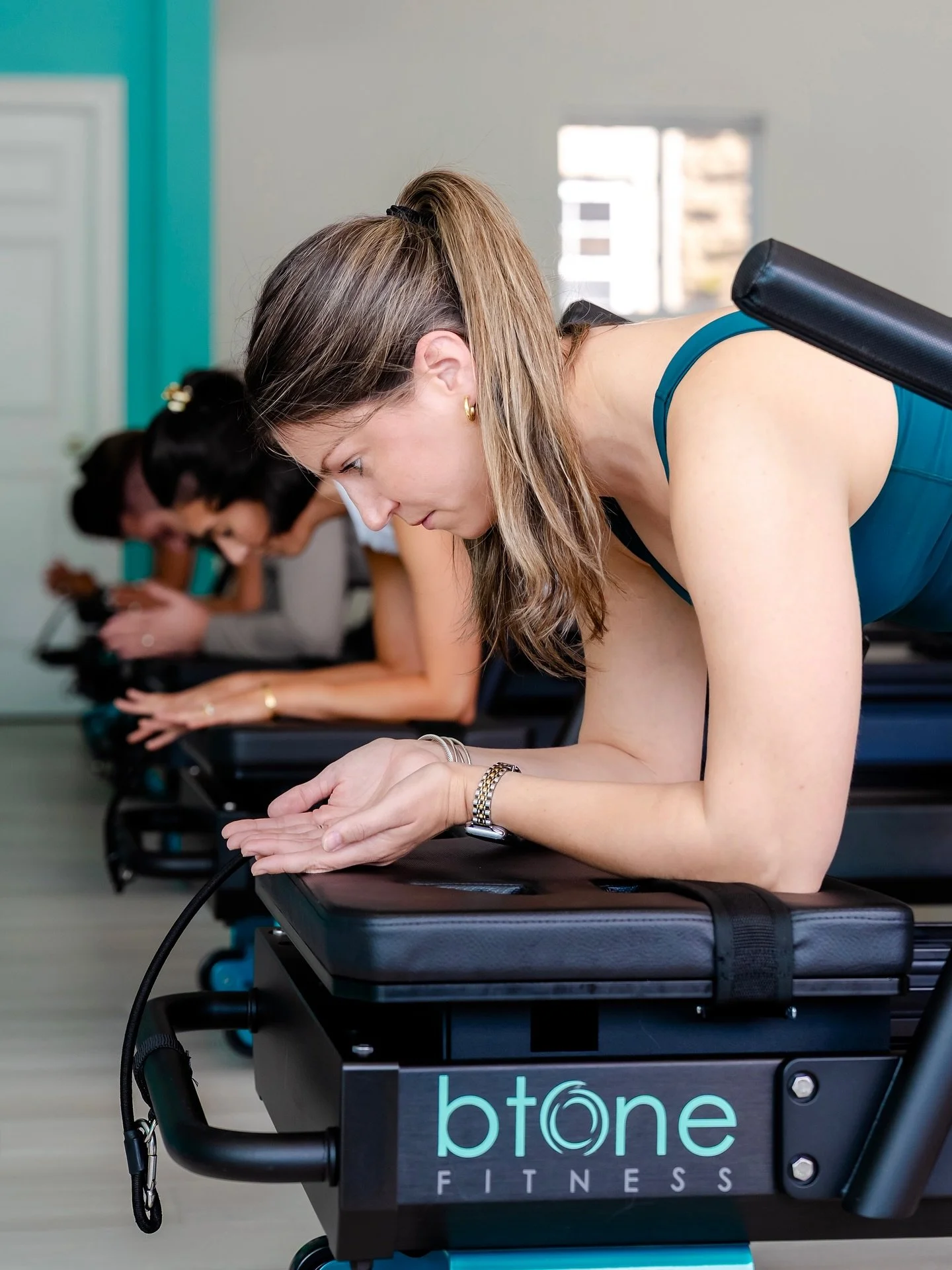 Had the best time with the @btonefitnessmarblehead team at their branding shoot! Together we captured headshots, lifestyle shots, and candid class moments in their stunning space. 🩵

#btonefitness #fitnessphotographer #fitnessphotography #btone #pil