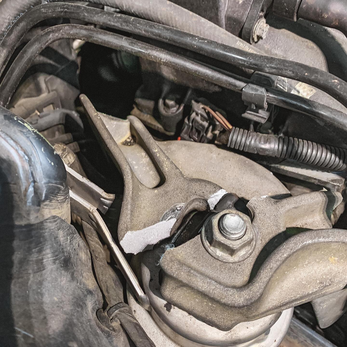 Talk about bad vibrations 😳

New engine mount arm incoming for this r50 Mini Cooper
.
.
.
#r50 #r50mini #minicooper #minicooperworld #inlineautowerks #automotivetechnician #automotive #carsofinstagram #autotech #charlottenc #autorepair #bmwtech 
#ca
