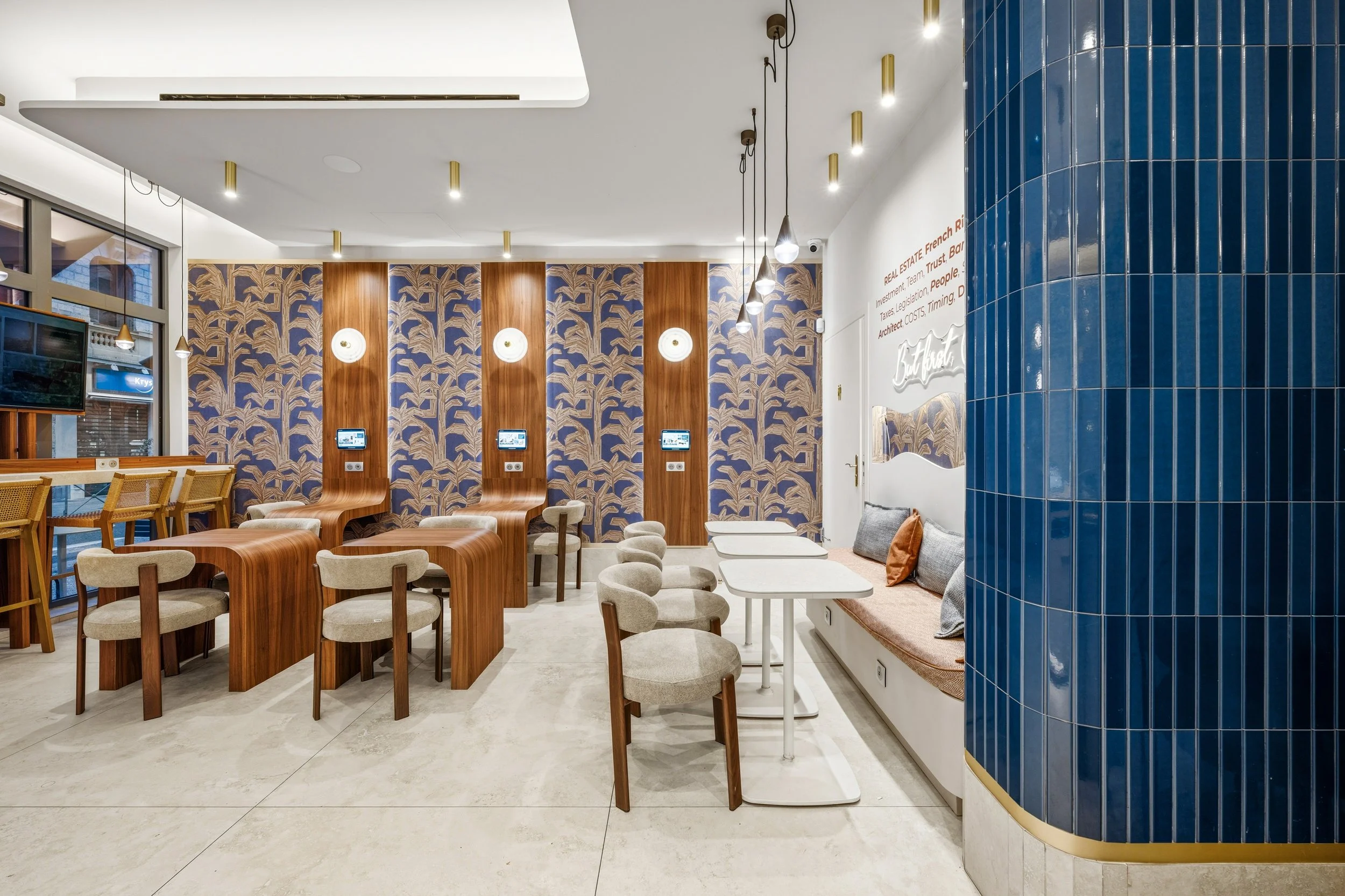 Deux locaux réunis pour créer un seul espace cohérent. 
80 m2 en rez-de-chaussée, prolongés par 80 m2 en sous-sol, à la place des anciennes archives de La Poste. Une nouvelle lecture des volumes, pensée pour optimiser chaque mètre carré et offrir une