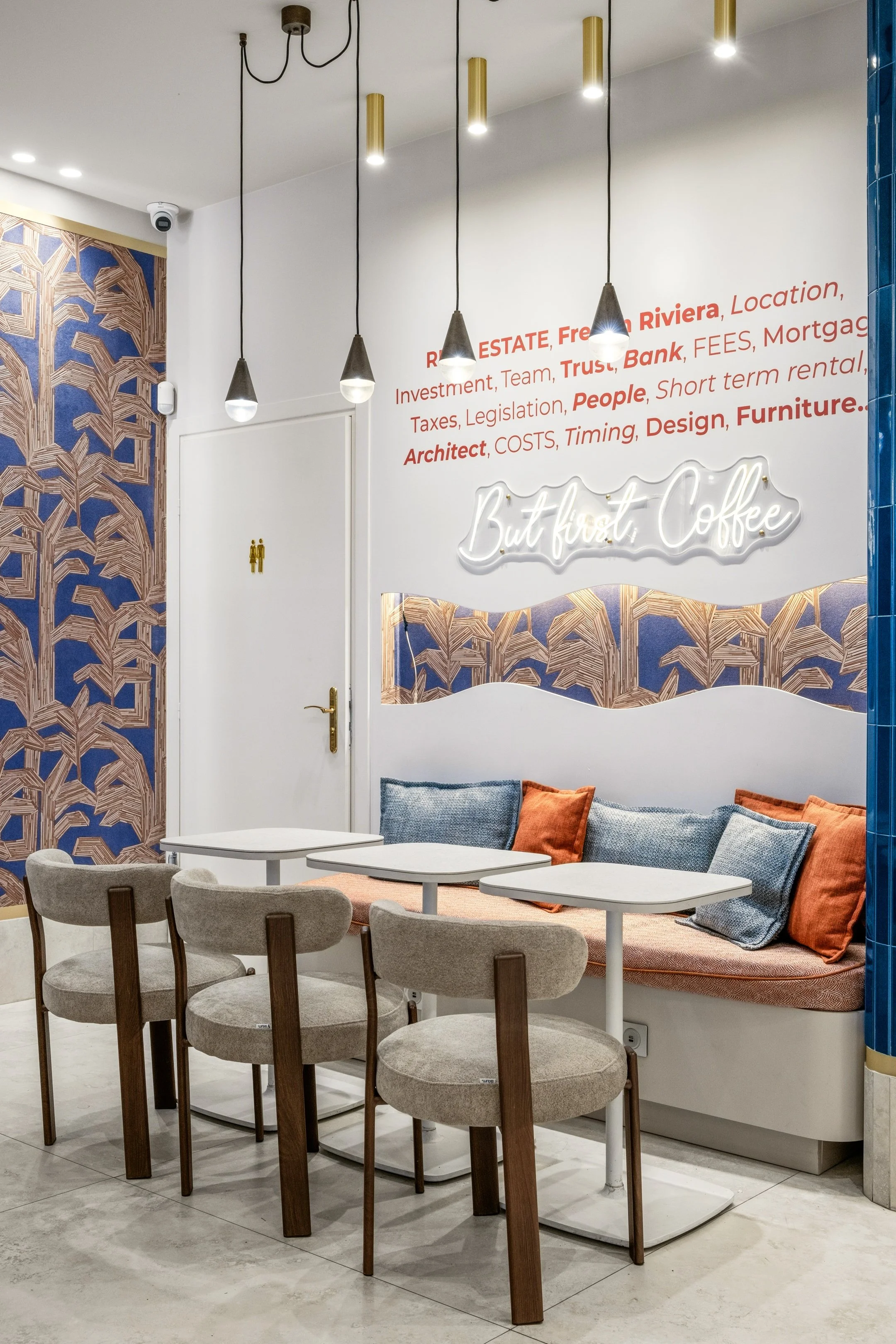 “But first, Coffee” 

Le brief était simple : créer un lieu où l’on parle immobilier autrement. Un espace convivial, pensé pour favoriser les échanges autour d’un café. Experts de l’immobiliers présents, biens diffusés sur écrans, mise à disposition 