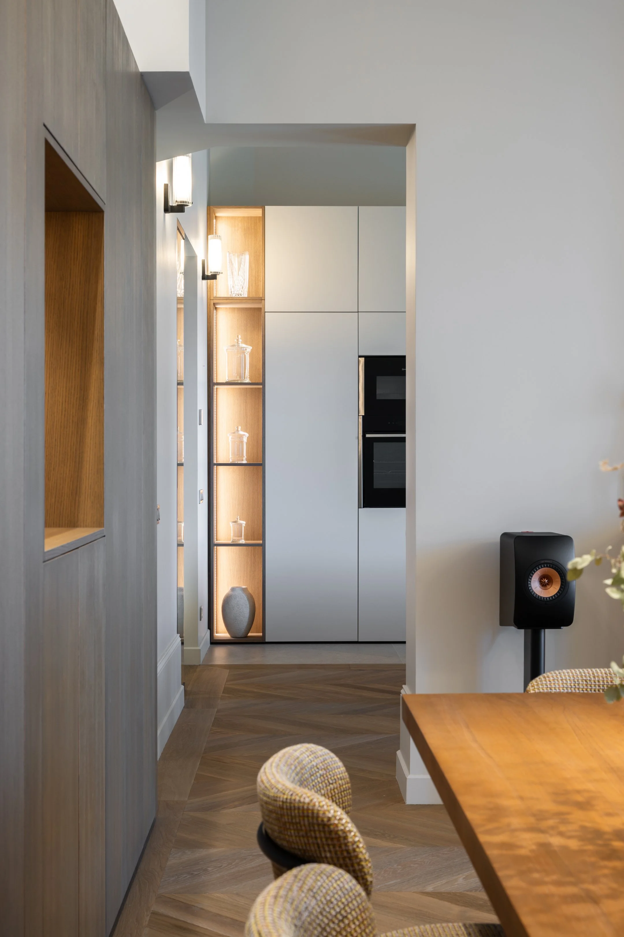 Ce projet met en valeur la lumière comme élément central de l'architecture : niches rétroéclairées, luminaires @ilfanale et éclairages indirects accentuent la profondeur et la douceur des espaces. La lumière devient ici un outil de conception, jouant