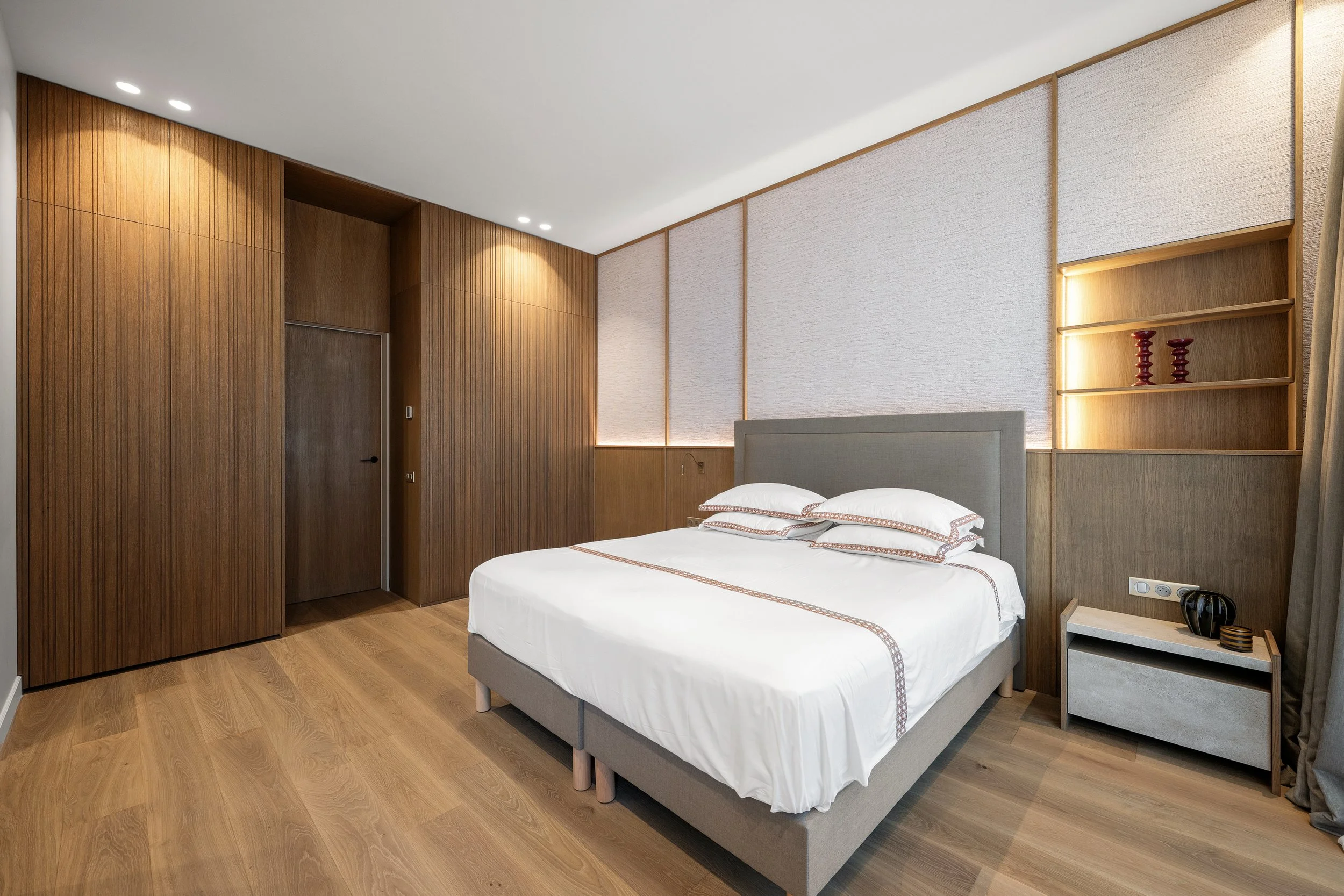 Chacune des trois chambres bénéficie de sa propre salle de bain et d’un espace dressing. L’harmonisation de la menuiserie, de la lumière variable et chaleureuse crée une ambiance élégante et apaisante, résolument contemporaine. La chambre principale