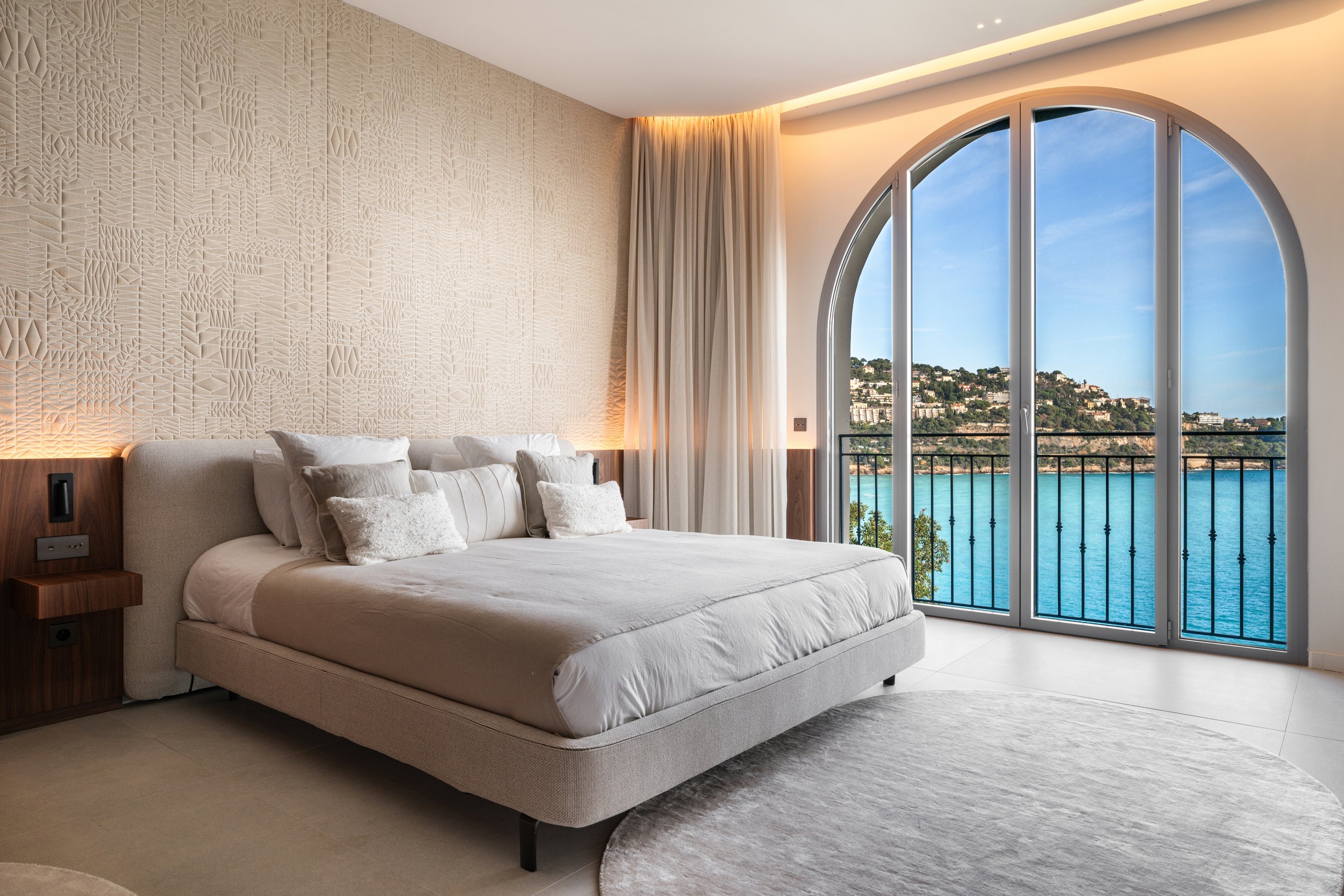 La spectaculaire chambre Master occupe tout l’étage de cette villa néoclassique sur près de 80m2, avec ses deux dressings et salle de bain. Pour rehausser la douceur et la volupté de cette pièce majestueuse, Jessica a opté pour une tête de lit recouv