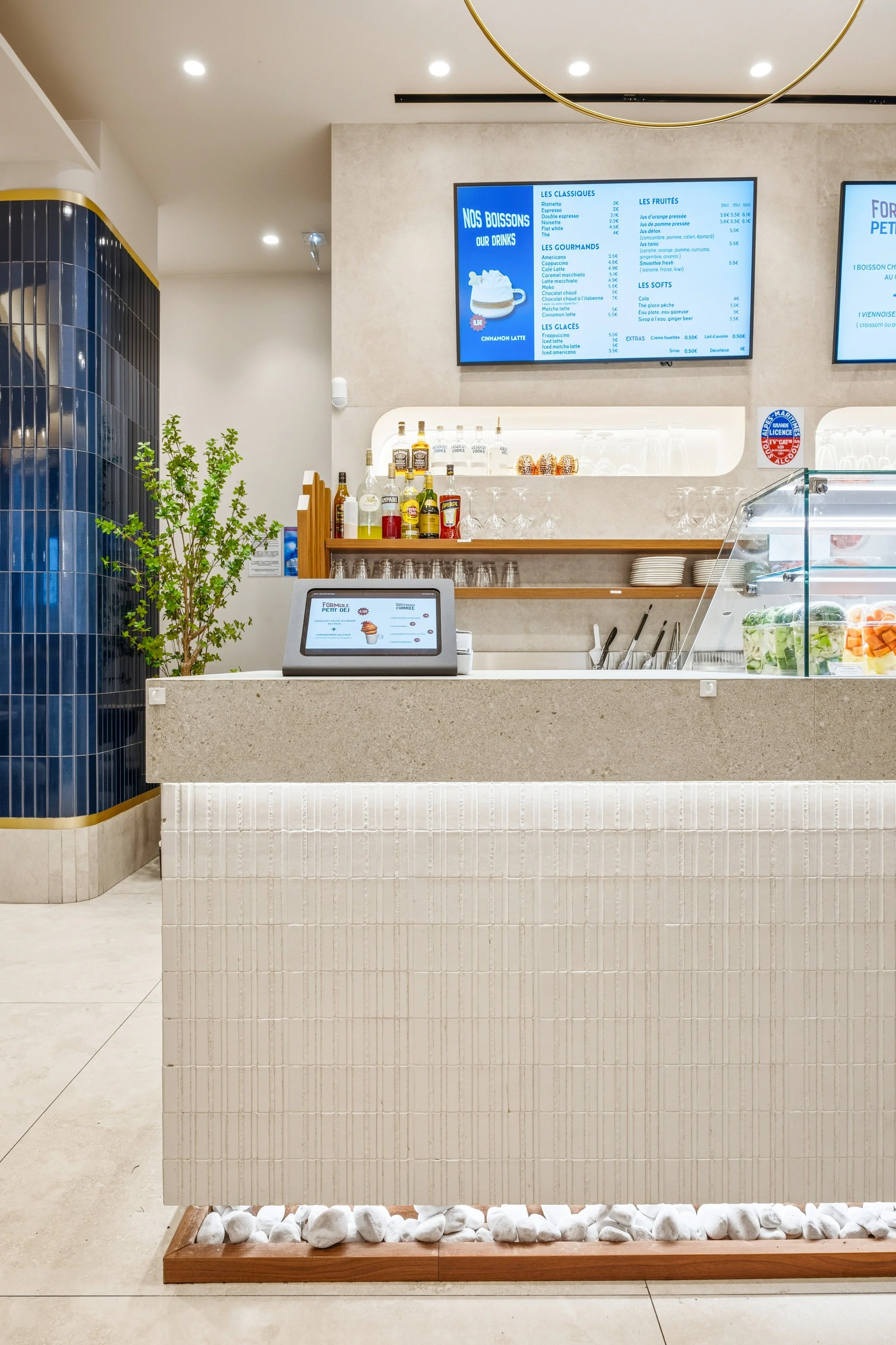 Jessica a conçu ce comptoir sur mesure en zelliges émaillés couleur crème, posé sur un sol de galets. Une évocation subtile de Nice, entre minéralité et lumière. 
L’éclairage indirect vient d’ailleurs souligner les matières et donner toute sa profond